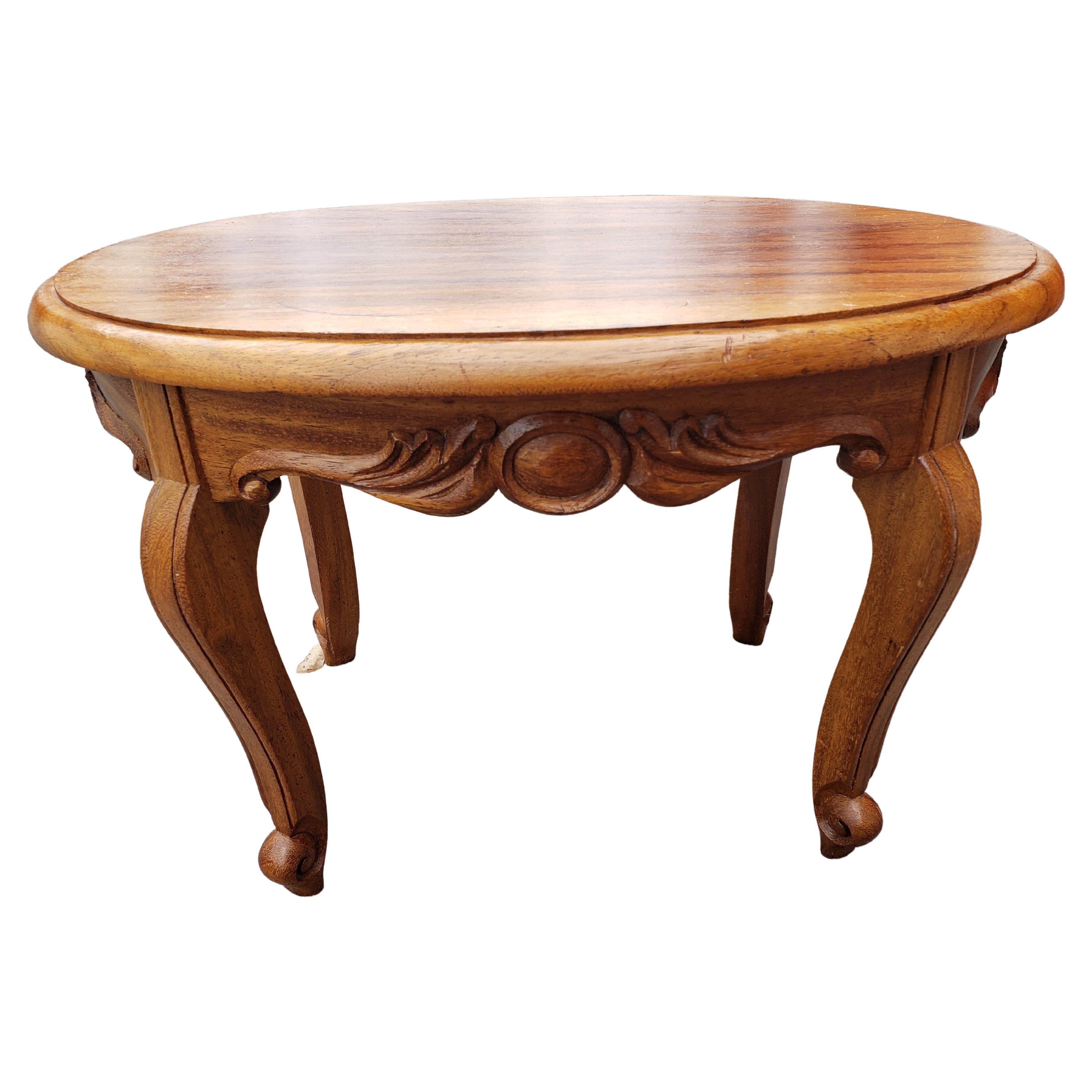 Sculpté à la main Table d'appoint Amish en bois de chêne rouge ovale massif, fabriquée à la main, vers 1970 en vente