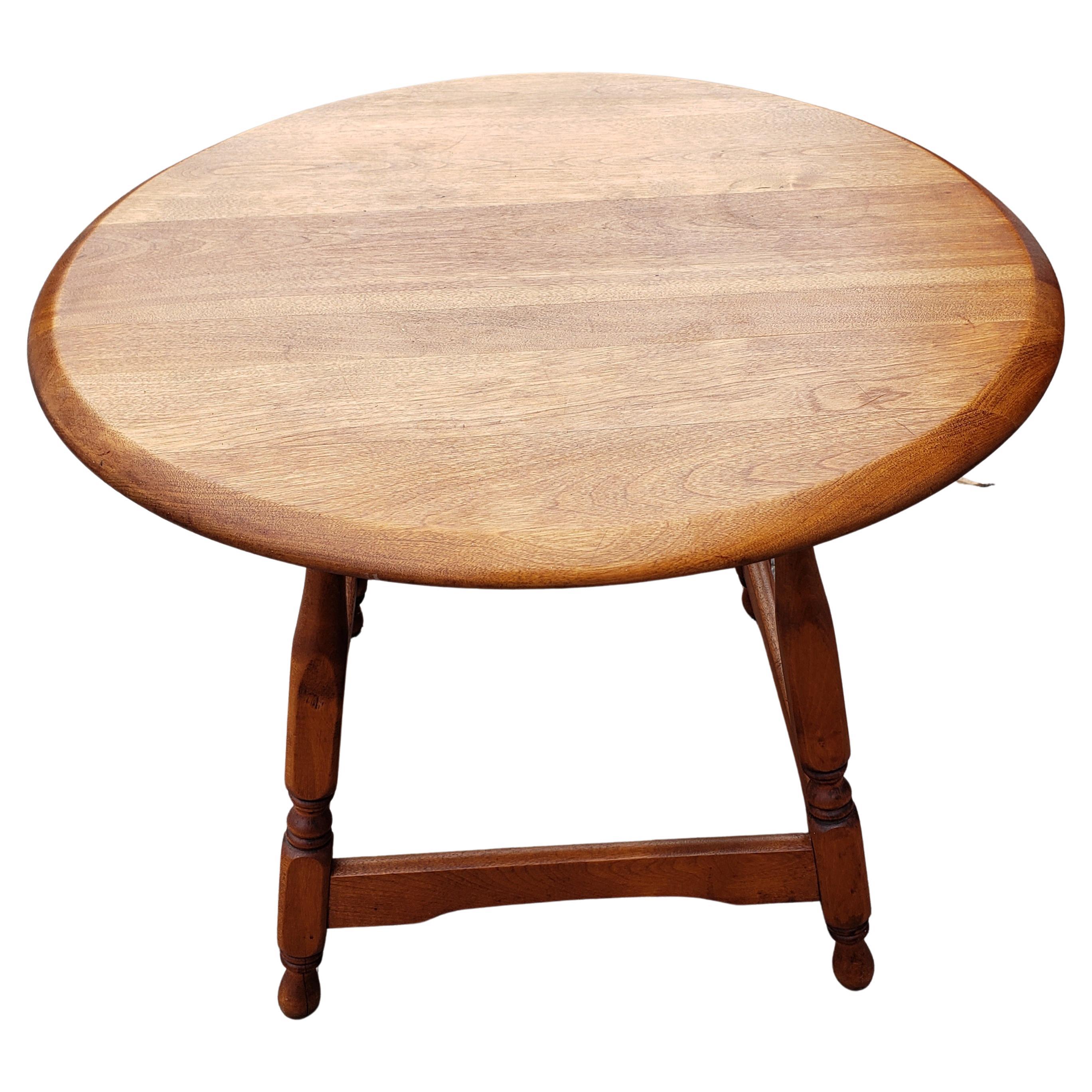 Amish hand crafted solid red oak wood desert table side table, Circa 1970s. Made in Amish Country in Lancaster, Pennsylvania. Measurements are 24.5