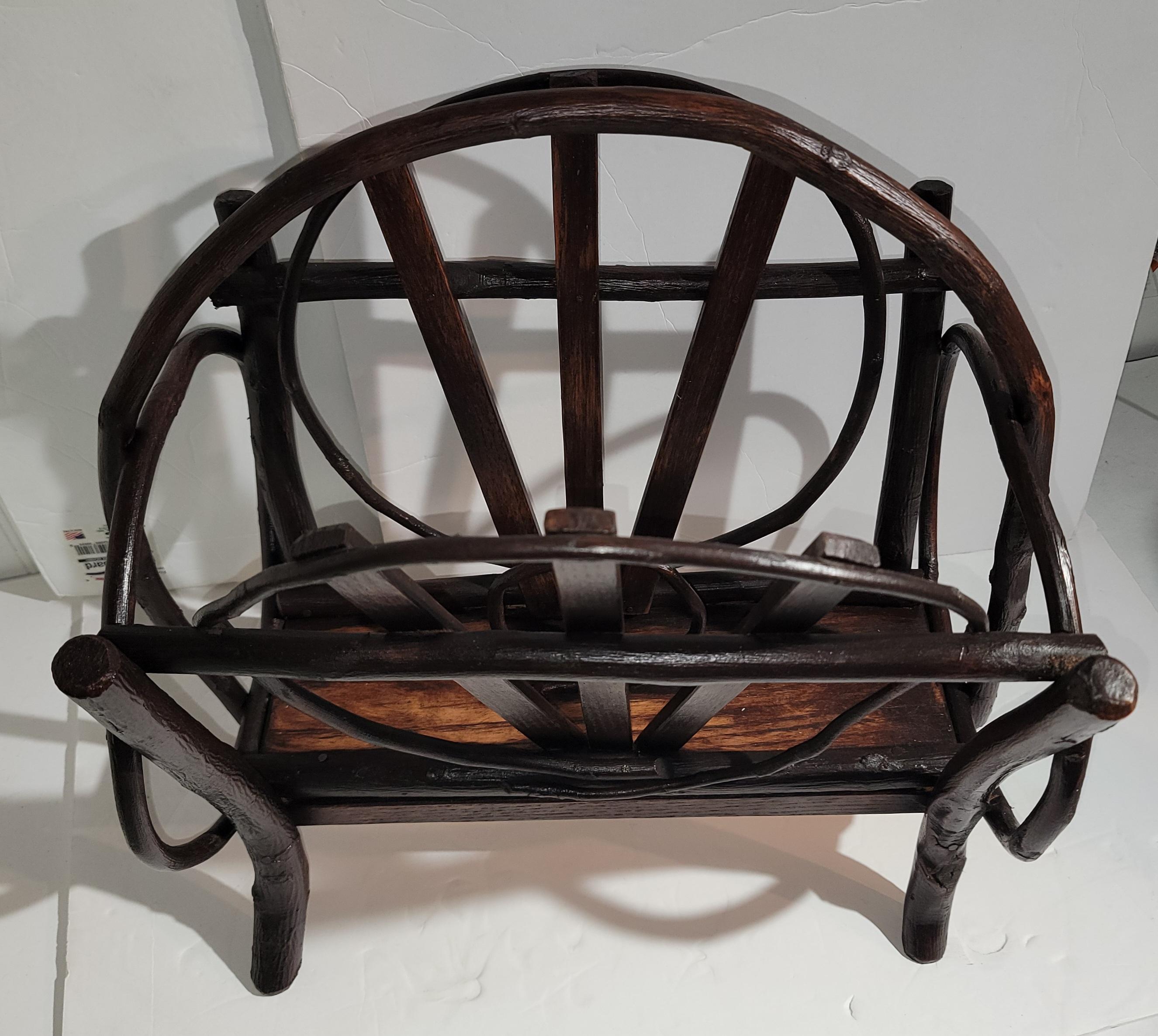Ce porte-revues en brindilles est estampillé Amish Made et provient du comté de Lancaster, en Pennsylvanie. Il est en très bon état et a été fabriqué à la main.