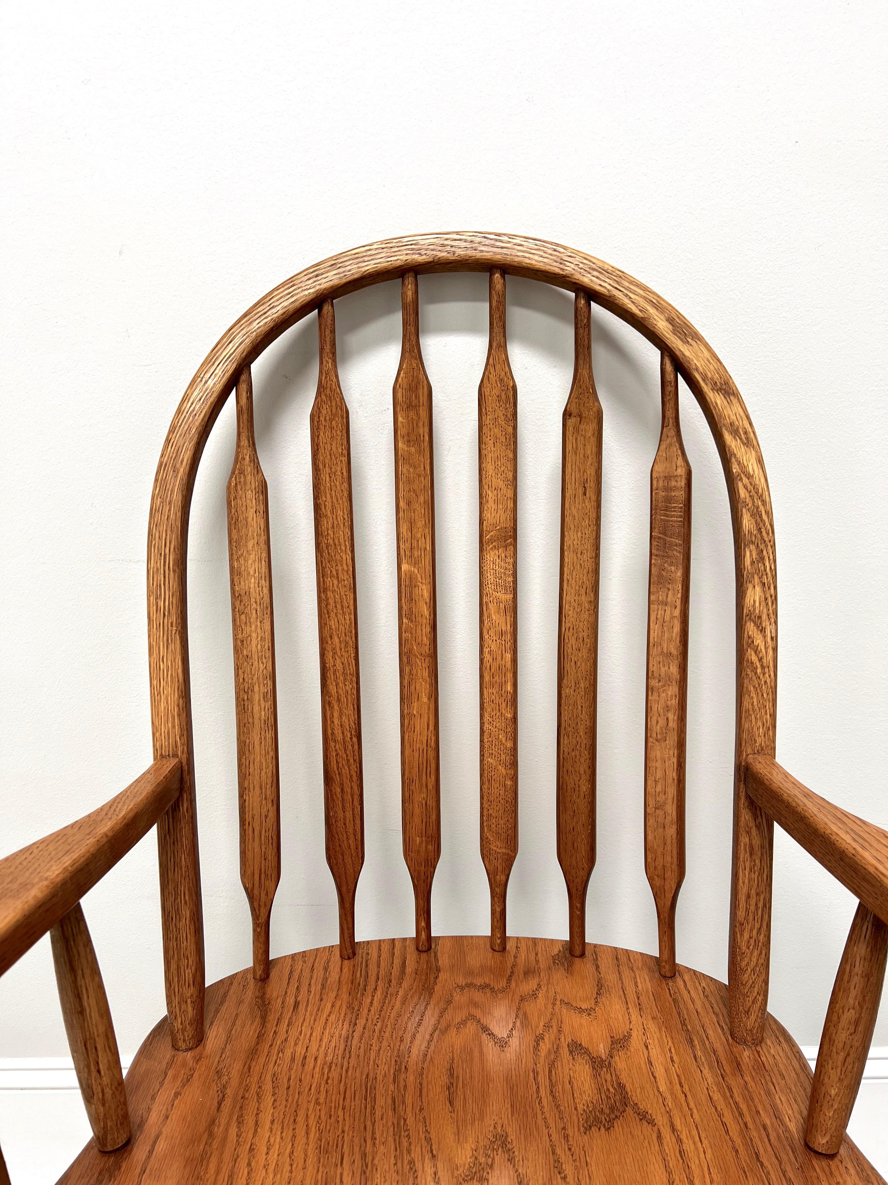 20ième siècle Paire de fauteuils de salle à manger Windsor en chêne de style Rockford, fabrication amish en vente