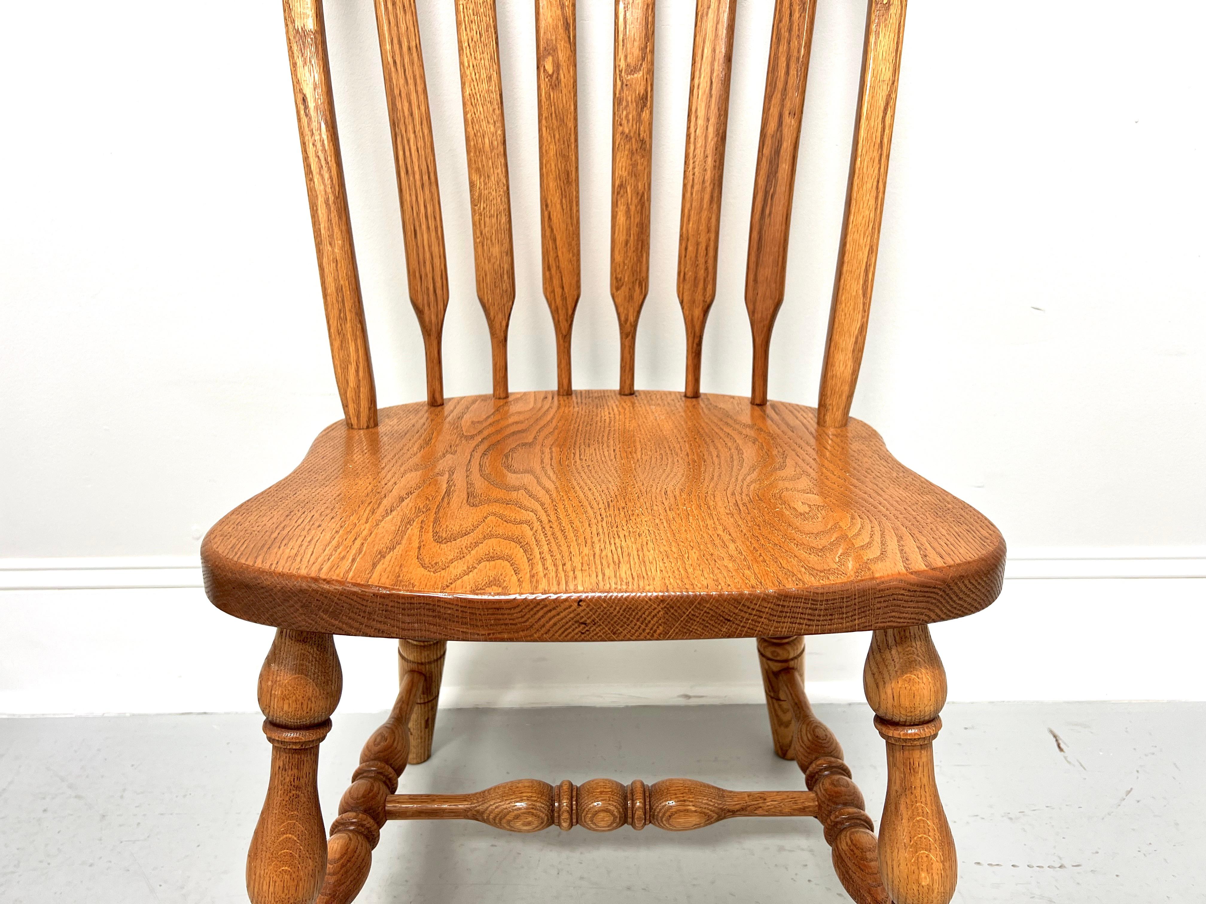 Chêne Paire de chaises de salle à manger Windsor en chêne de style Rockford, fabrication amish en vente