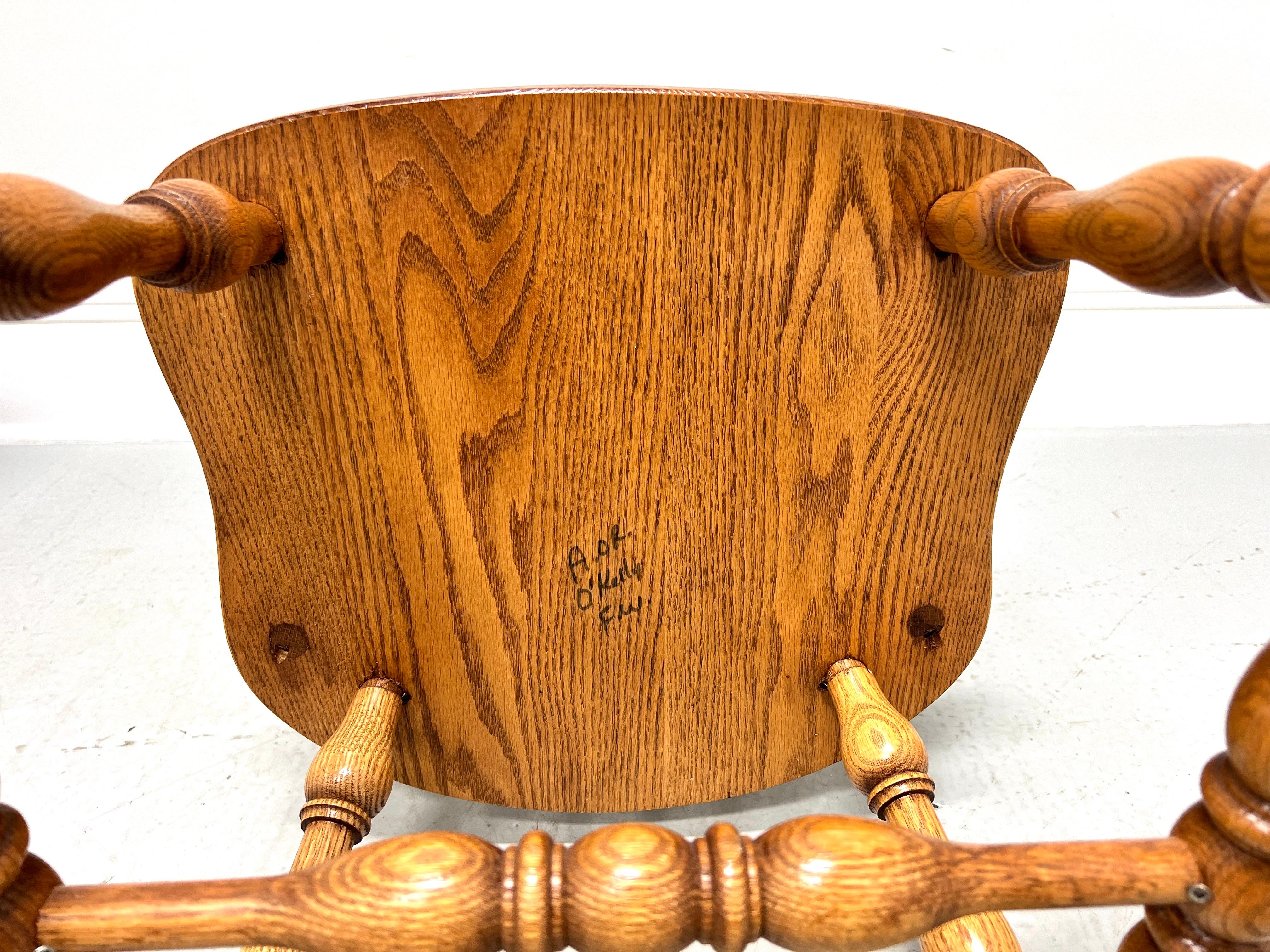 Paire de chaises de salle à manger Windsor en chêne de style Rockford, fabrication amish en vente 2
