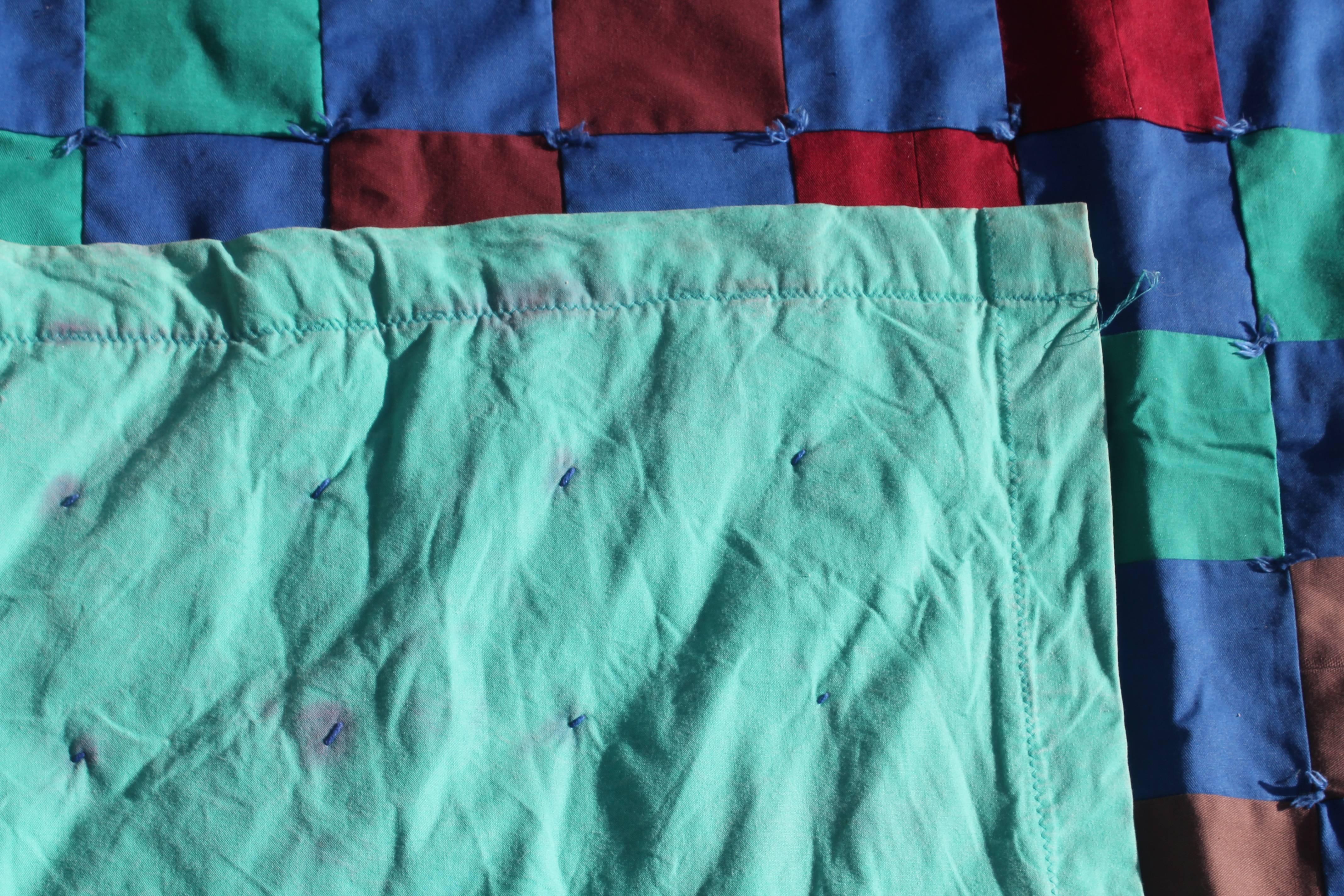 Amish Quilt from Lancaster County Pennsylvania One Patch In Excellent Condition For Sale In Los Angeles, CA