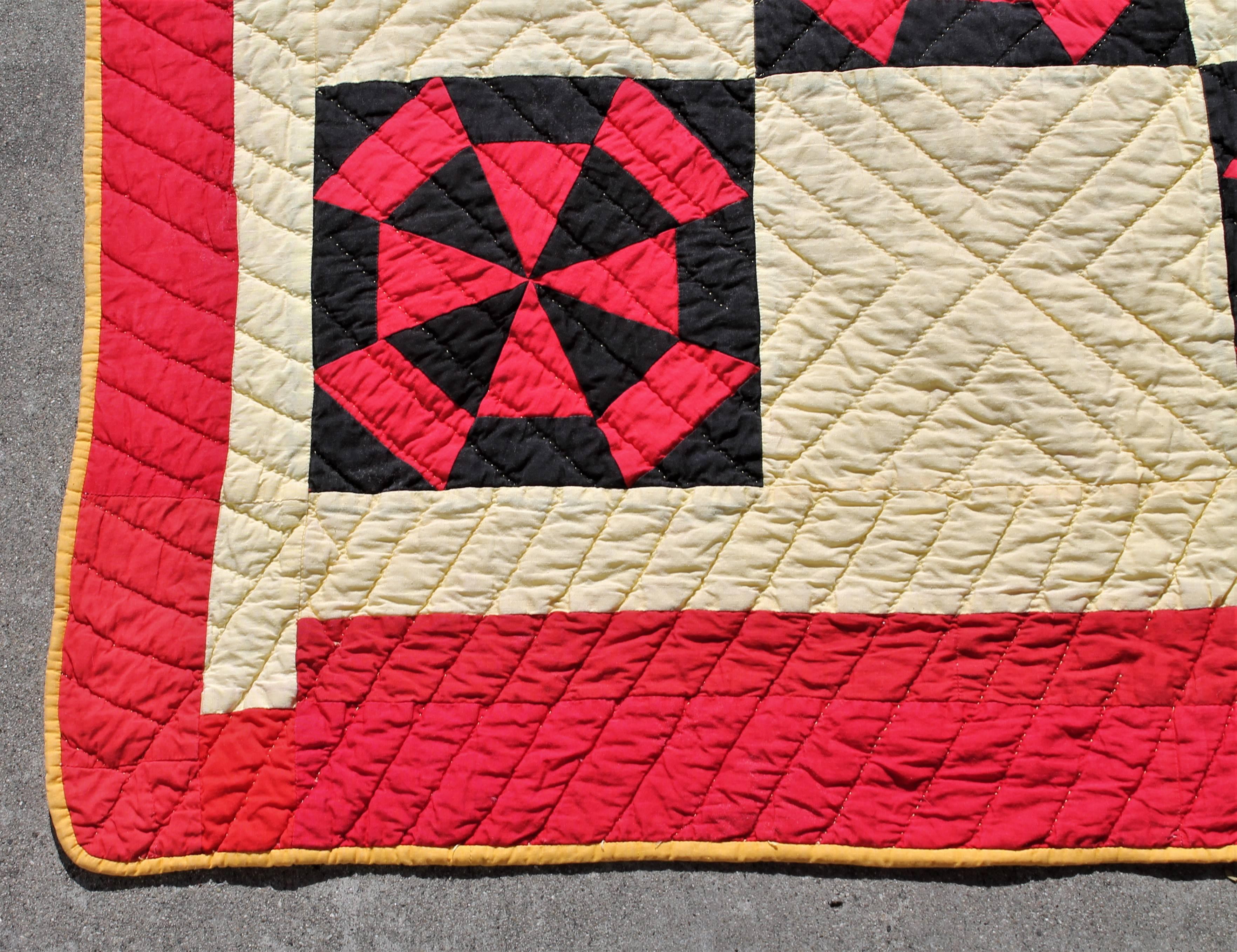Amish Quilt in Pinwheel Pattern In Excellent Condition In Los Angeles, CA