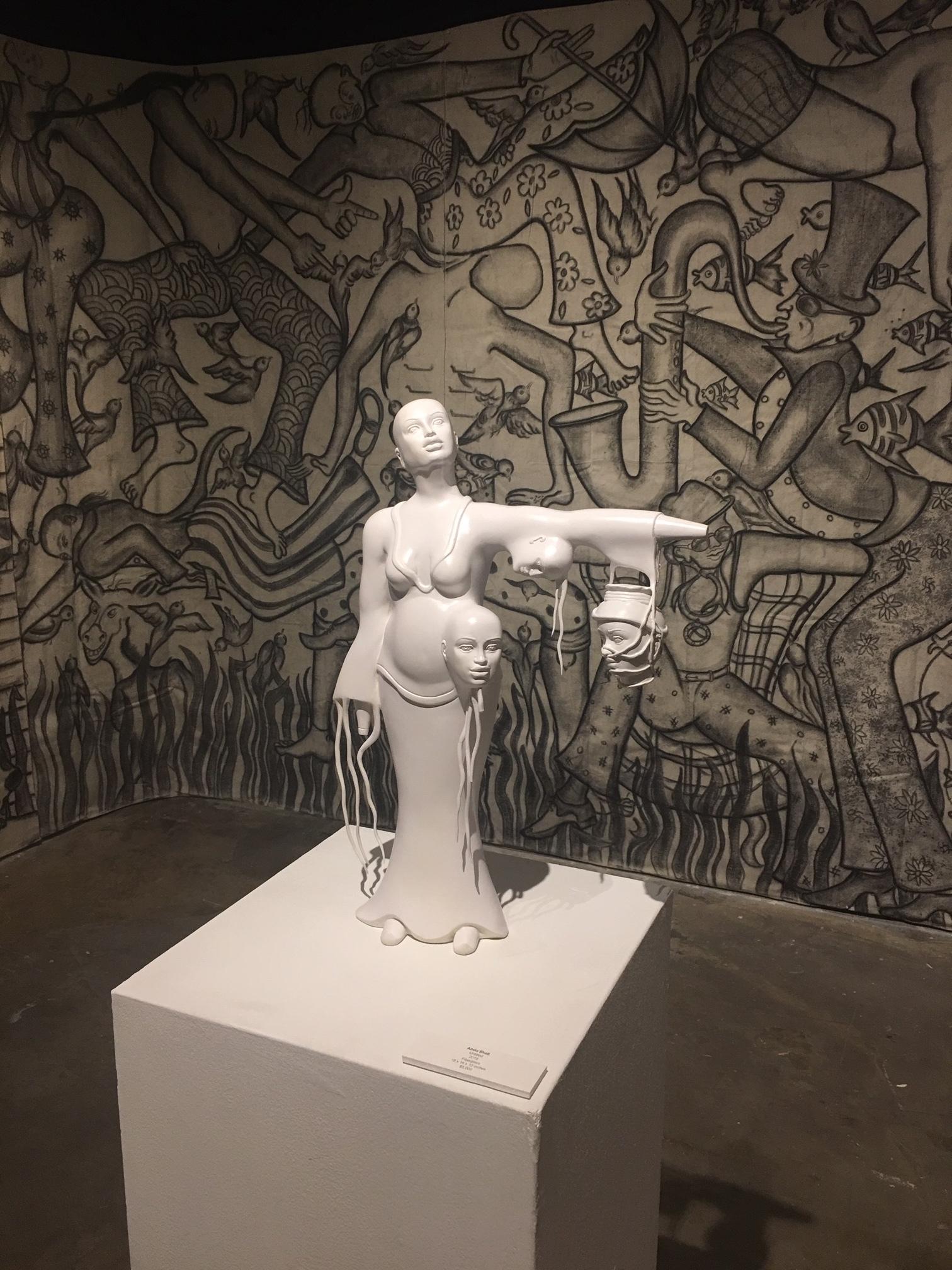 ""Untitled", Glasfaser - Abstrakte figurative Skulptur, indischer Künstler