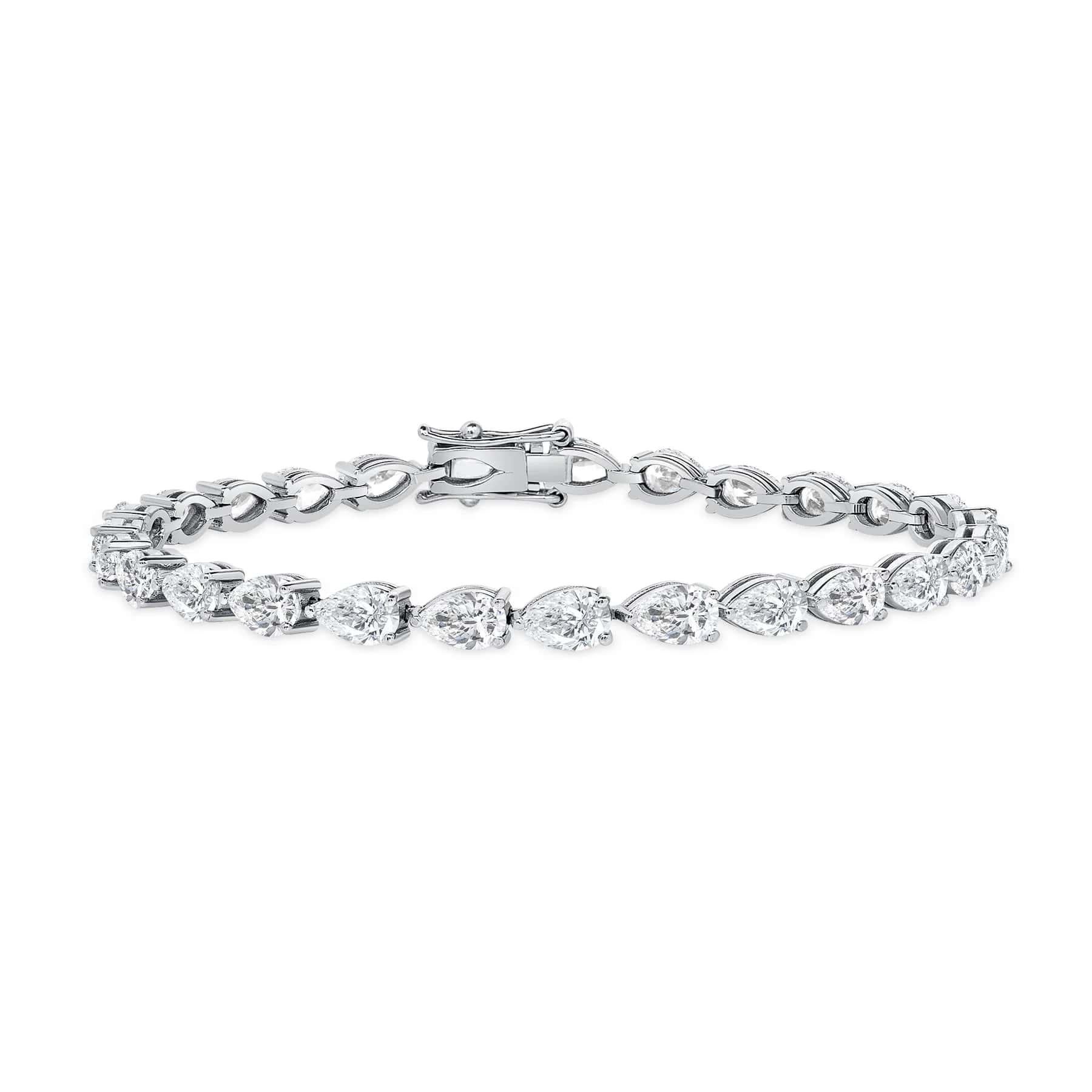 Tennisarmband aus 18 Karat Gold mit erlesenen birnenförmigen natürlichen Diamanten. Er wurde entwickelt, um jedem Anlass einen Hauch von Eleganz zu verleihen und verkörpert sowohl Luxus als auch zeitlose Schönheit. Die perfekte Kombination aus