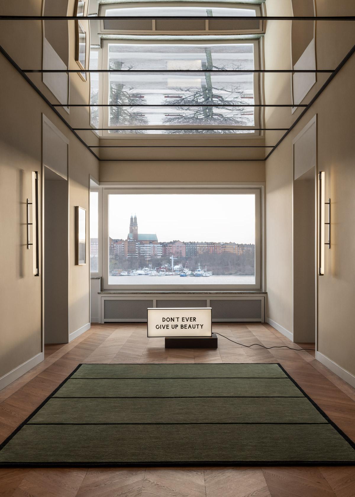Conçu par l'architecte suédois Andreas Martin-Löf pour son espace de vie et de travail à Norr Mälarstrand, Stockholm. Inspiré par l'esthétique typique du « Norr Mälarstrand » où l'architecture se situe à la frontière du classicisme et du modernisme.