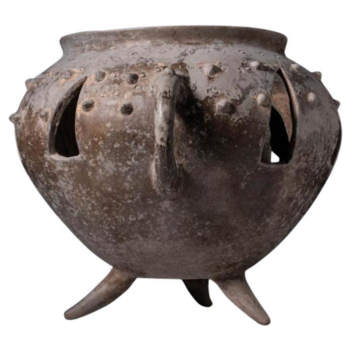 Primitivo Vaso tripode in terracotta traforata di Amlash Ca. 1200 - 800 A.C. in vendita
