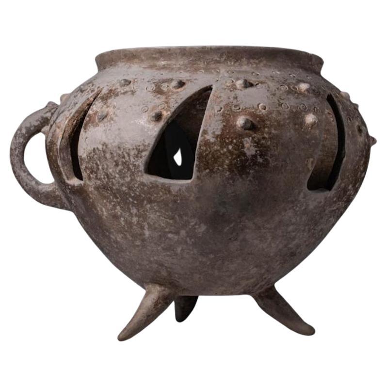Persiano Vaso tripode in terracotta traforata di Amlash Ca. 1200 - 800 A.C. in vendita
