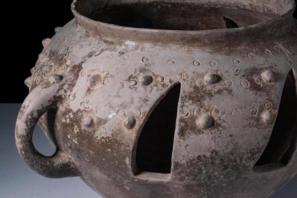 Vaso tripode in terracotta traforata di Amlash Ca. 1200 - 800 A.C. In condizioni buone in vendita a Bonita Springs, FL