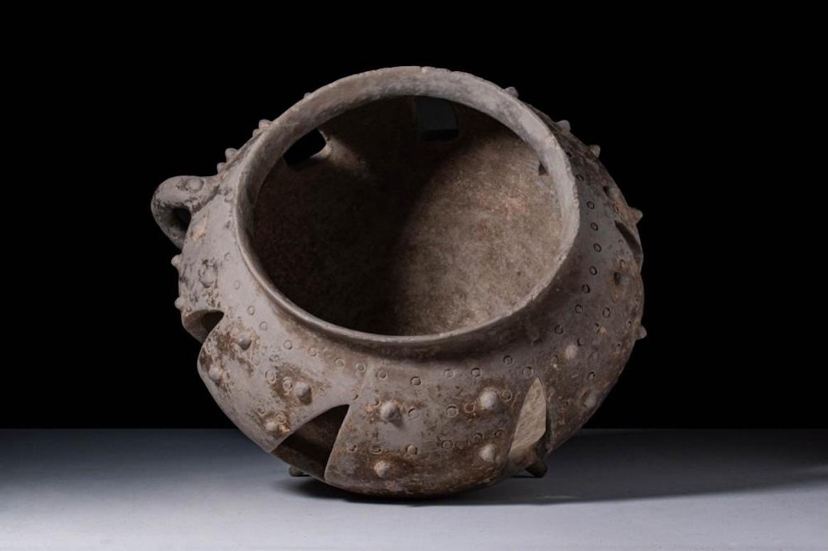 Fino al XVIII secolo Vaso tripode in terracotta traforata di Amlash Ca. 1200 - 800 A.C. in vendita