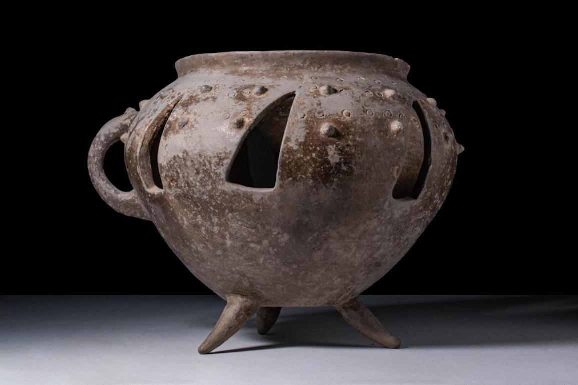 Cotto Vaso tripode in terracotta traforata di Amlash Ca. 1200 - 800 A.C. in vendita