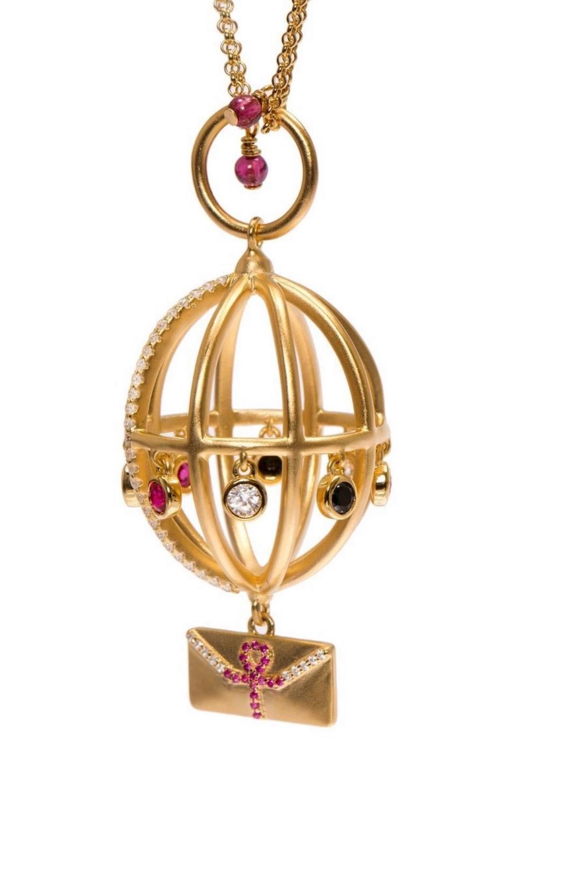 La nostra collana Message of Peace è ispirata dal desiderio di diffondere le vibrazioni della pace e della tolleranza in tutti gli angoli della terra. Il ciondolo è a forma di ovulo e porta con sé un messaggio di pace proveniente dalla più antica