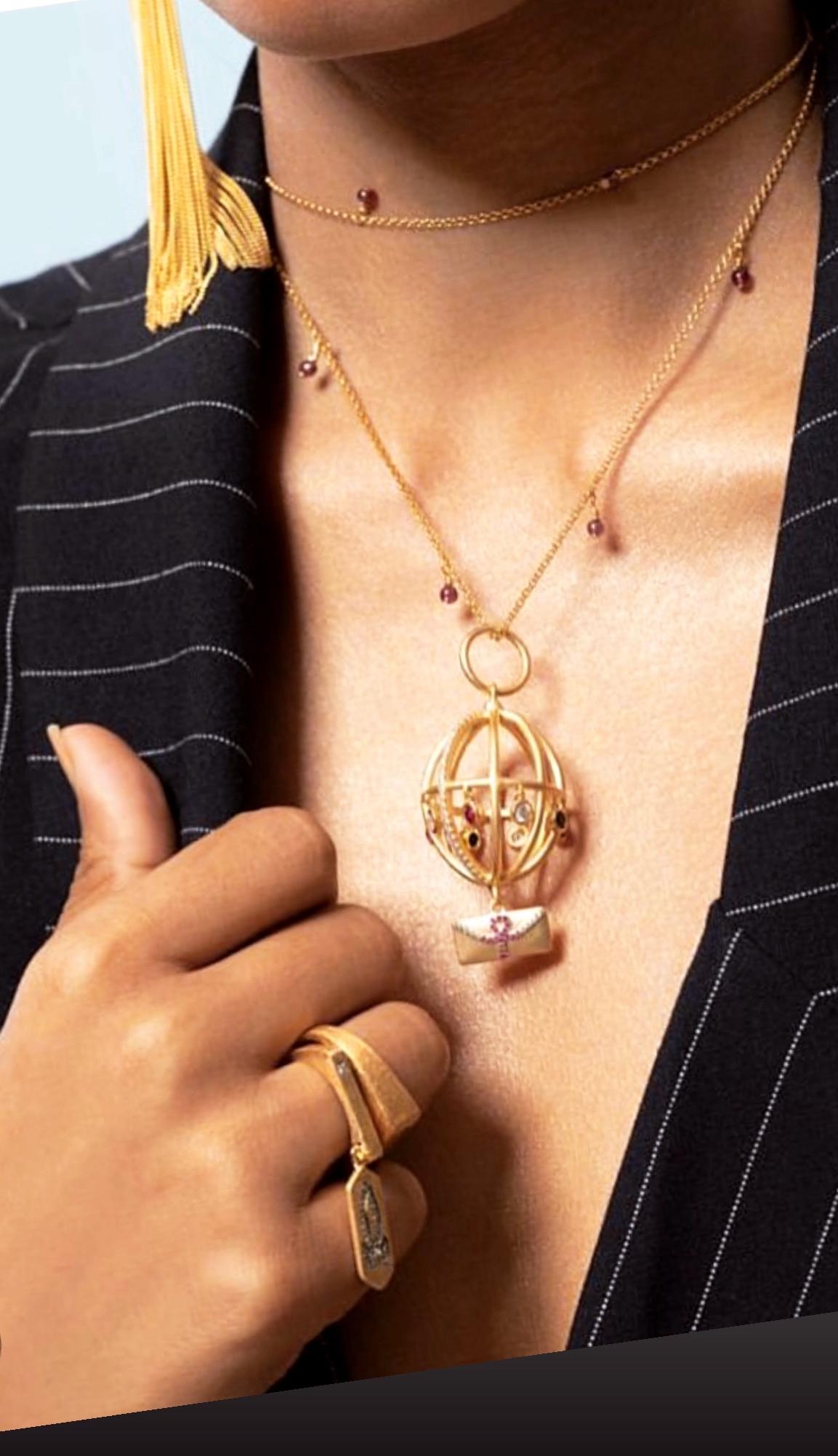 Contemporaneo Collana a catena con granato Ammanii e charms in oro vermeil in vendita