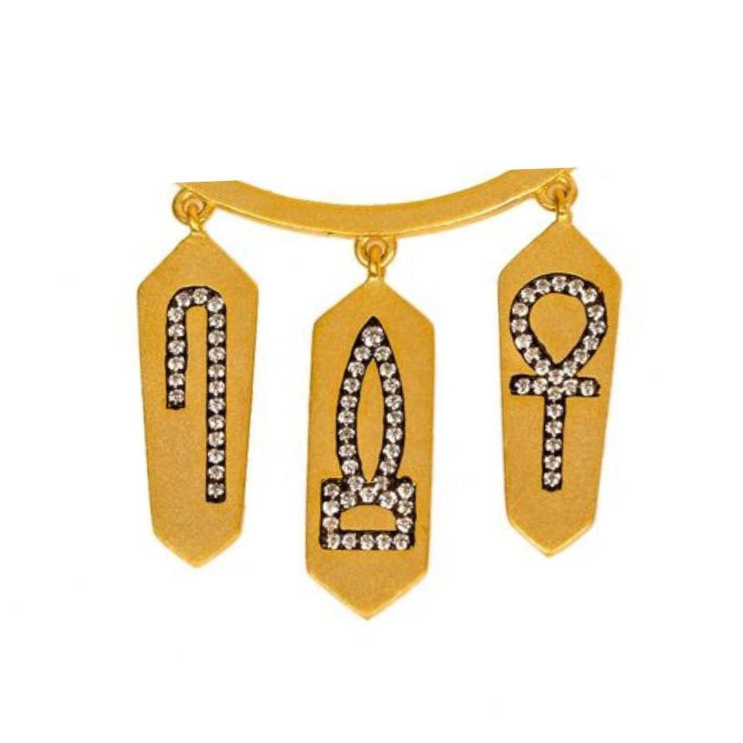 Taille brillant Boucles d'oreilles Ammanii en or vermeil avec amulettes de hieroglyphiques en vente