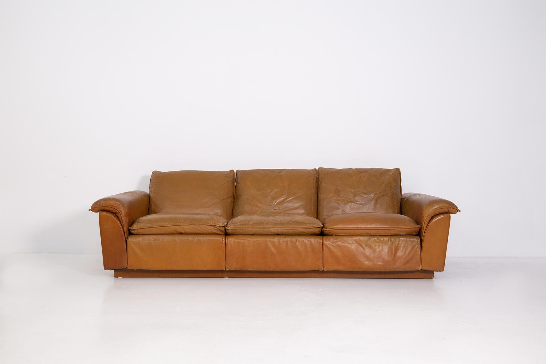 Set of two Italian sofas attributed to Tittina Ammannati & Vitelli Giampiero consisting of two separate elements one with two seats and the second with three seats. The sofa can be placed at an angle and is made of camel coloured leather. Under each