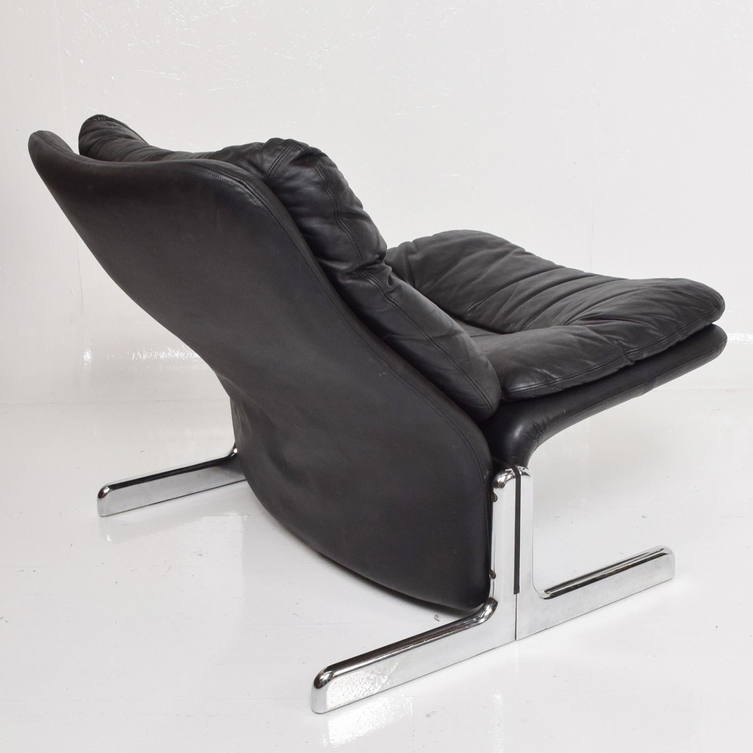 Sumptuous black leather lounge chair and ottoman modern flat chrome base by Ammannati & Vitelli Modern Italy 1970s.
Maker label is present, designers Tittina Ammannati & Vitelli Giampiero
Leather & Chrome Plated Steel.
Dimensions: Chair 28.5 H x