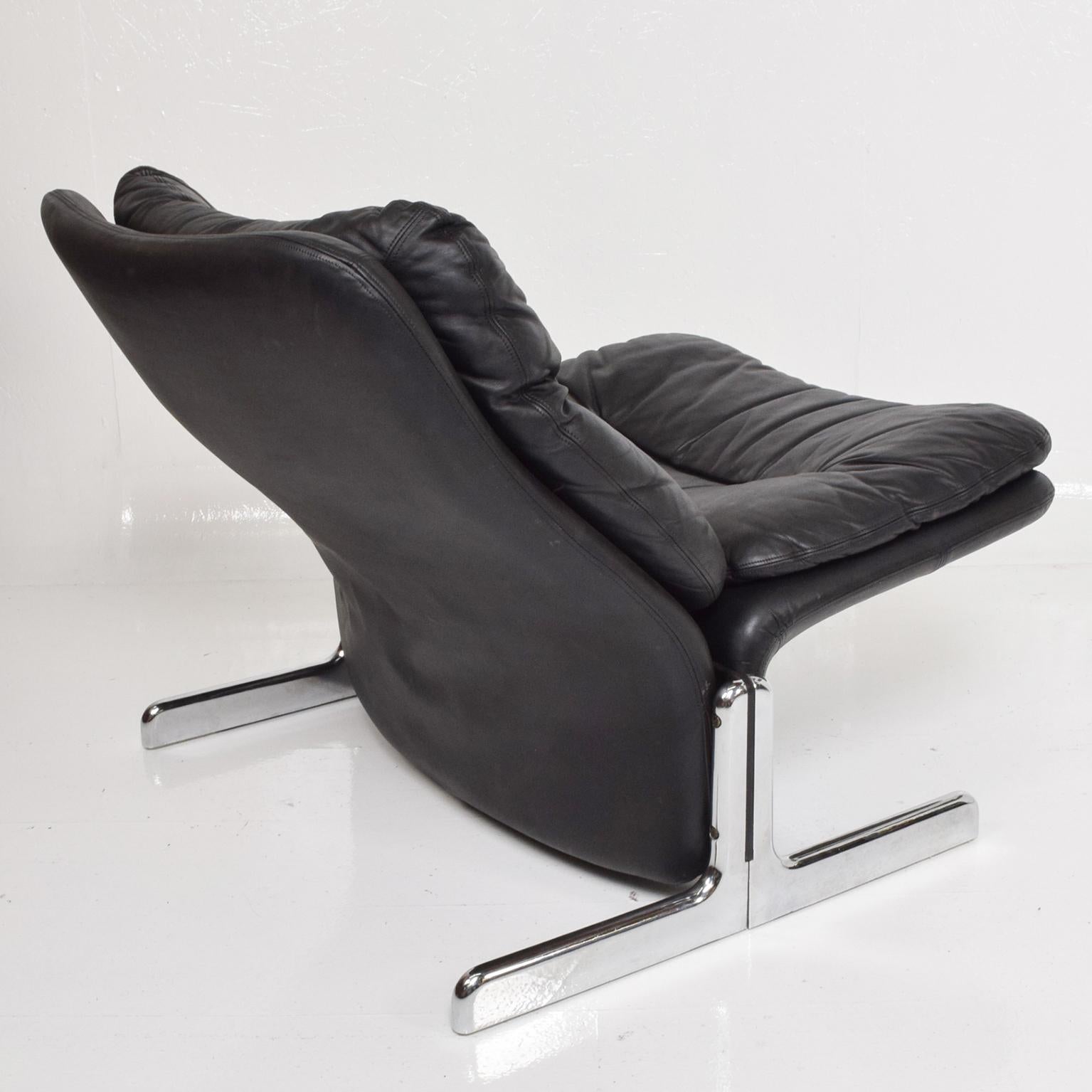 Sumptuous black leather lounge chair and ottoman modern flat chrome base by Ammannati & Vitelli Modern Italy 1970s.
Maker label is present, designers Tittina Ammannati & Vitelli Giampiero
Leather & Chrome Plated Steel.
Dimensions: Chair 28.5 H x