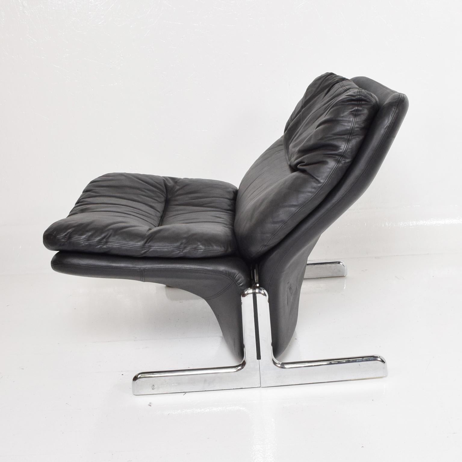 Ammannati & Vitelli Leather Lounge Chair & Ottoman Flat Chrome Base Italy 1970s In Good Condition In Chula Vista, CA
