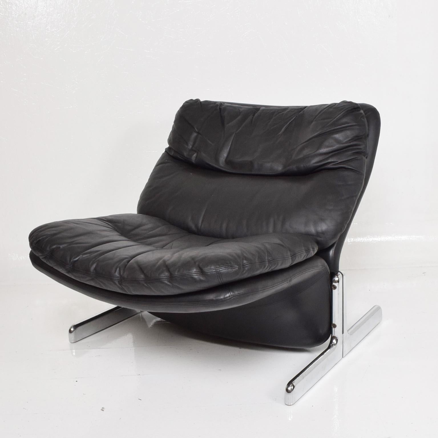 Late 20th Century Ammannati & Vitelli Leather Lounge Chair & Ottoman Flat Chrome Base Italy 1970s