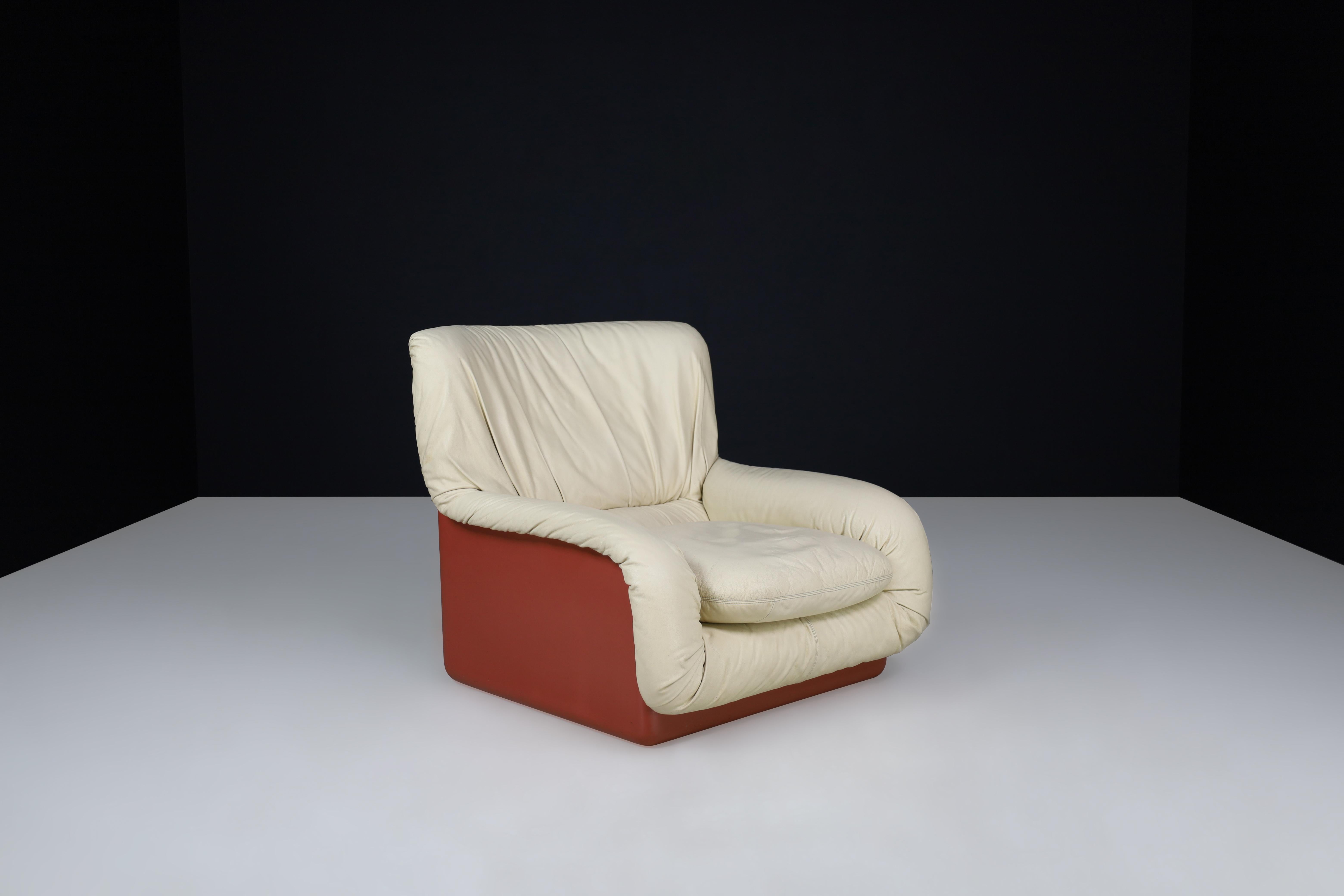 Ammannati & Vitelli Lounge Chair per Rossi di Albizzate, Italia, anni '70

Un pezzo audace e distintivo del design italiano degli anni '70, questa poltrona scultorea di Giovanni Ammannati e Nivio Vitelli per Rossi di Albizzate cattura l'abbraccio