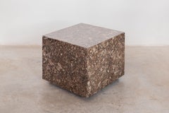 Table basse d'appoint cubique en marbre Ammonite sur roues, Italie, années 1970