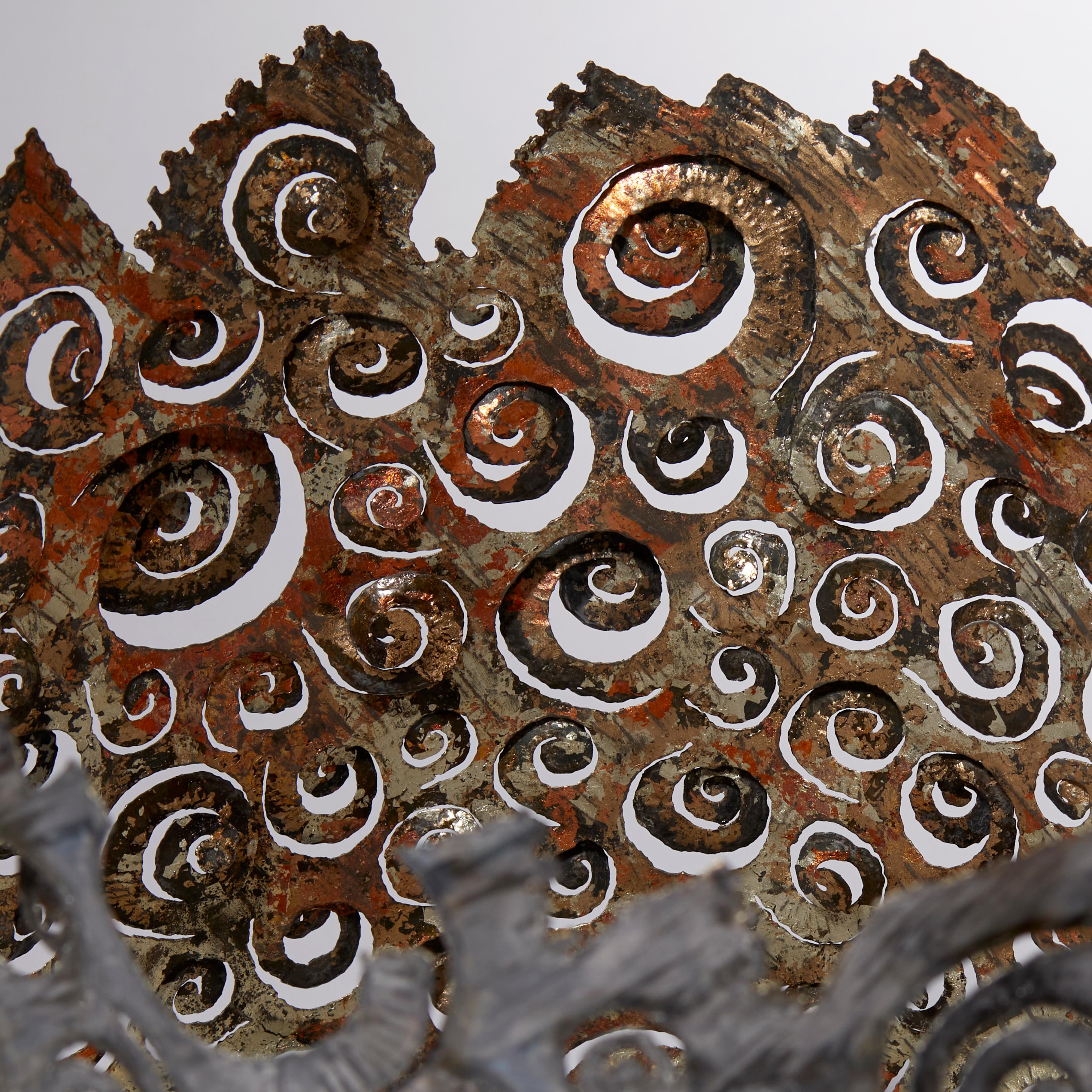 Ammonite Vessel, un vase sculptural unique en acier et or lunaire par Claire Malet en vente 3