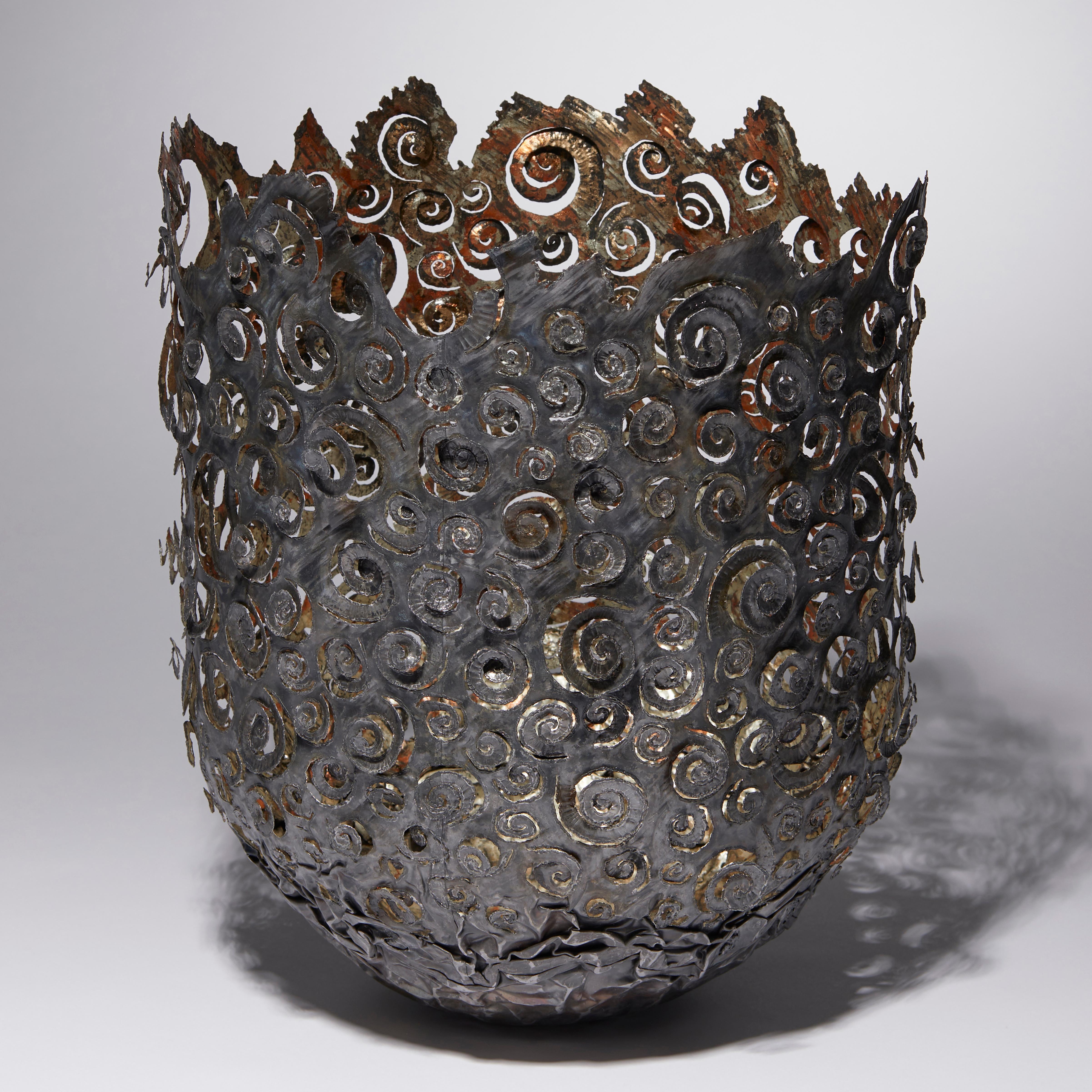 Organico moderno Ammonite Vessel, una scultura unica in acciaio e oro lunare di Claire Malet in vendita