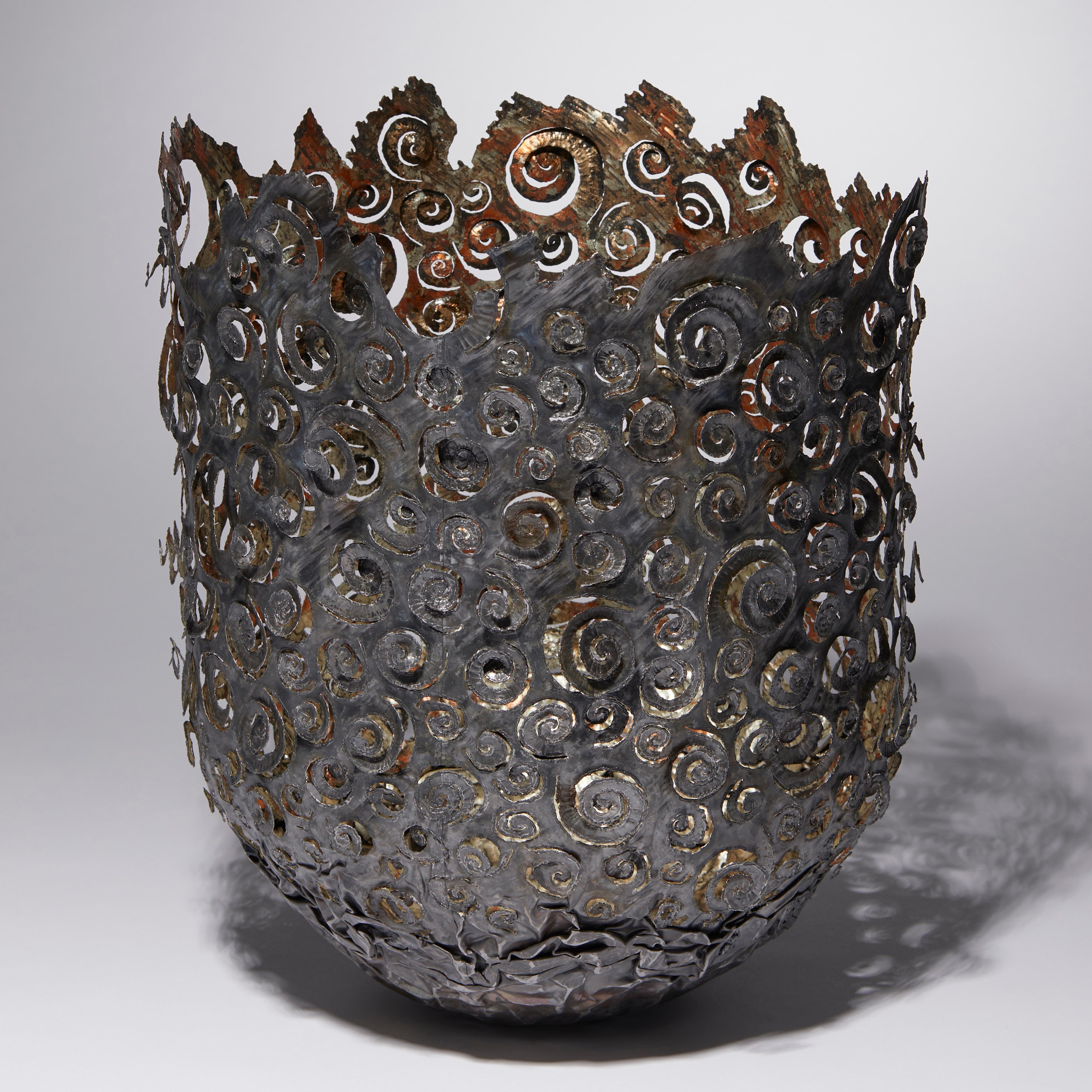 Organique Ammonite Vessel, un vase sculptural unique en acier et or lunaire par Claire Malet en vente