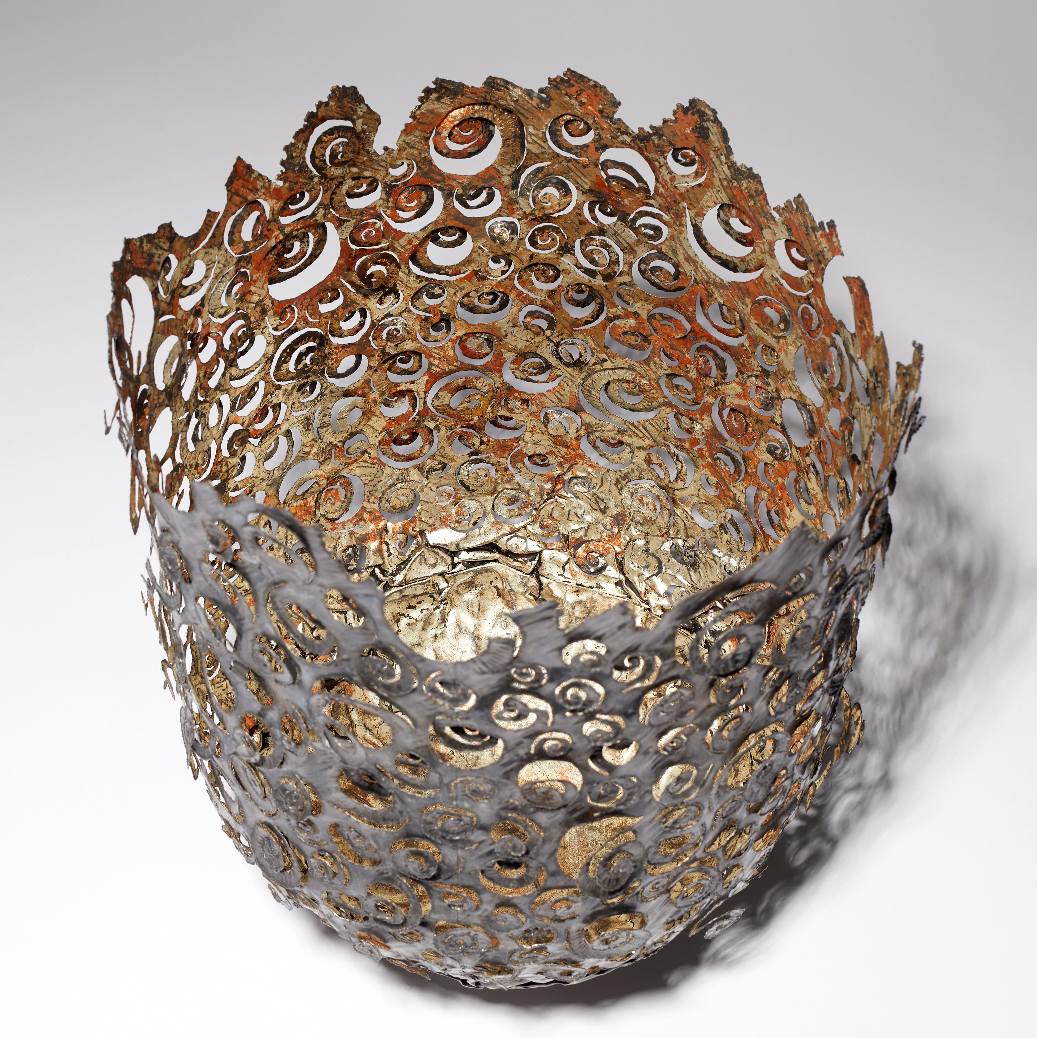 Britannique Ammonite Vessel, un vase sculptural unique en acier et or lunaire par Claire Malet en vente