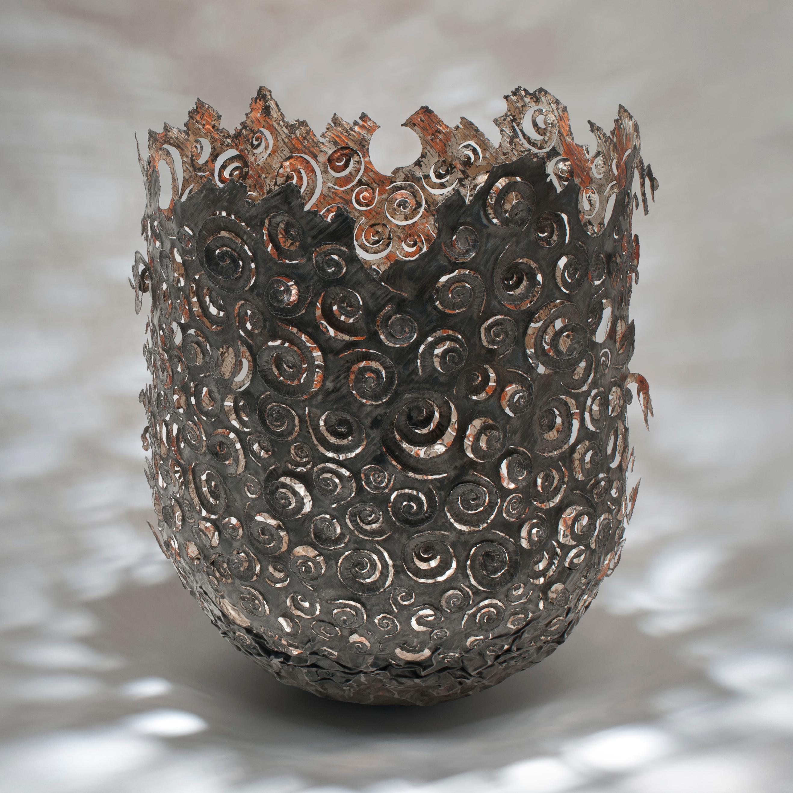 Doré Ammonite Vessel, un vase sculptural unique en acier et or lunaire par Claire Malet en vente