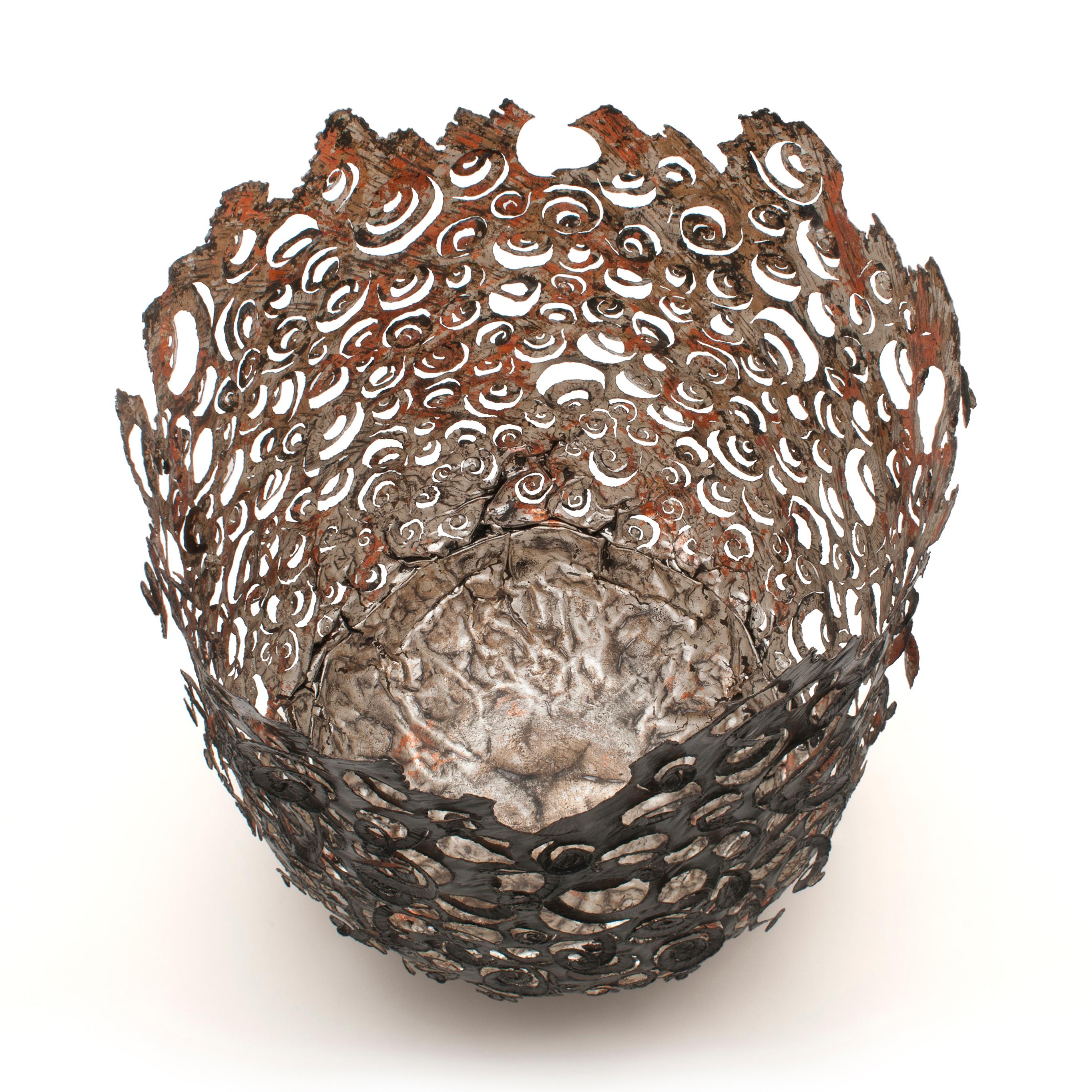 Ammonite Vessel, una scultura unica in acciaio e oro lunare di Claire Malet In condizioni Nuovo in vendita a London, GB