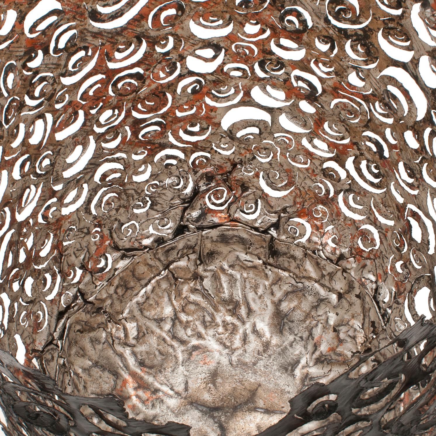 XXIe siècle et contemporain Ammonite Vessel, un vase sculptural unique en acier et or lunaire par Claire Malet en vente