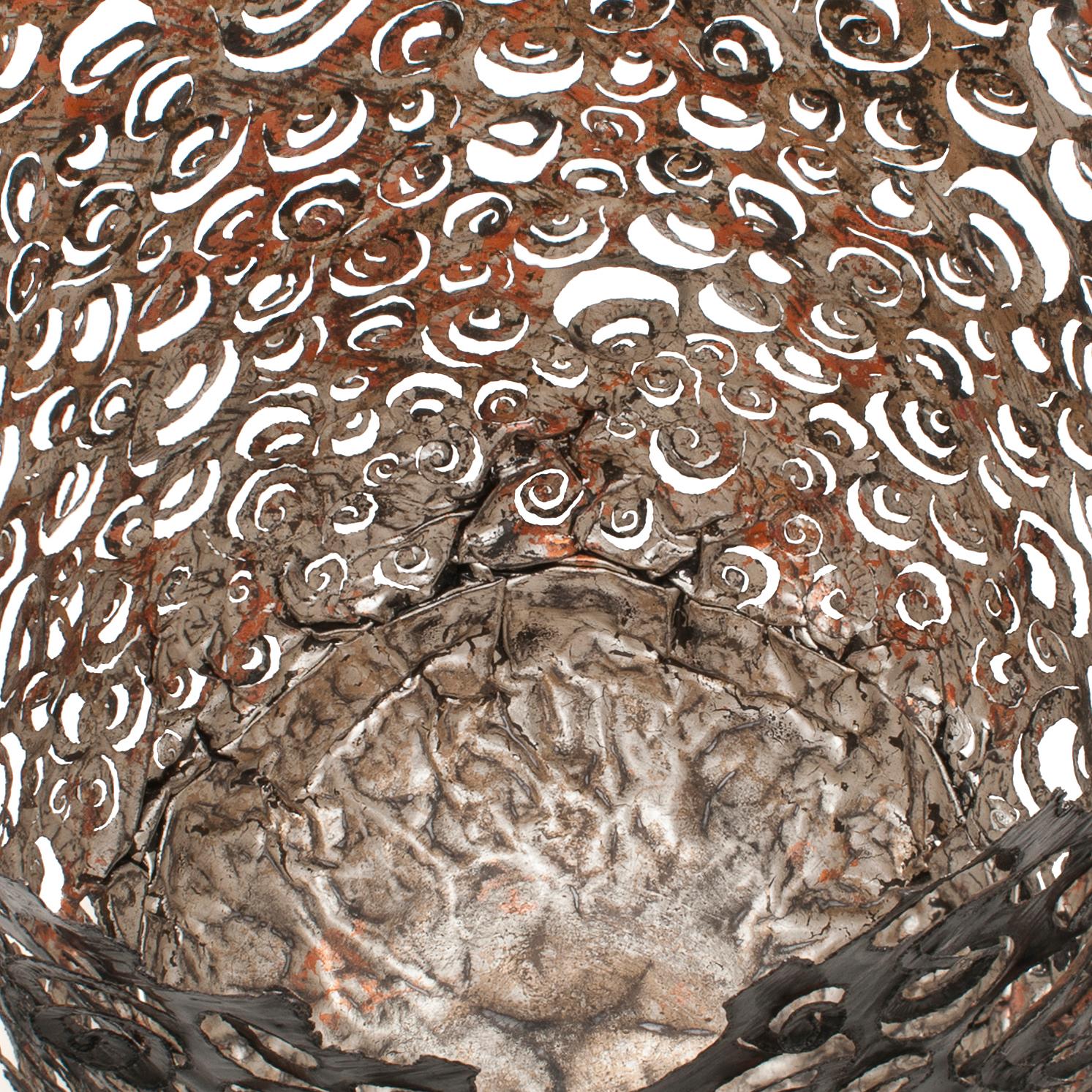 XXI secolo e contemporaneo Ammonite Vessel, una scultura unica in acciaio e oro lunare di Claire Malet in vendita