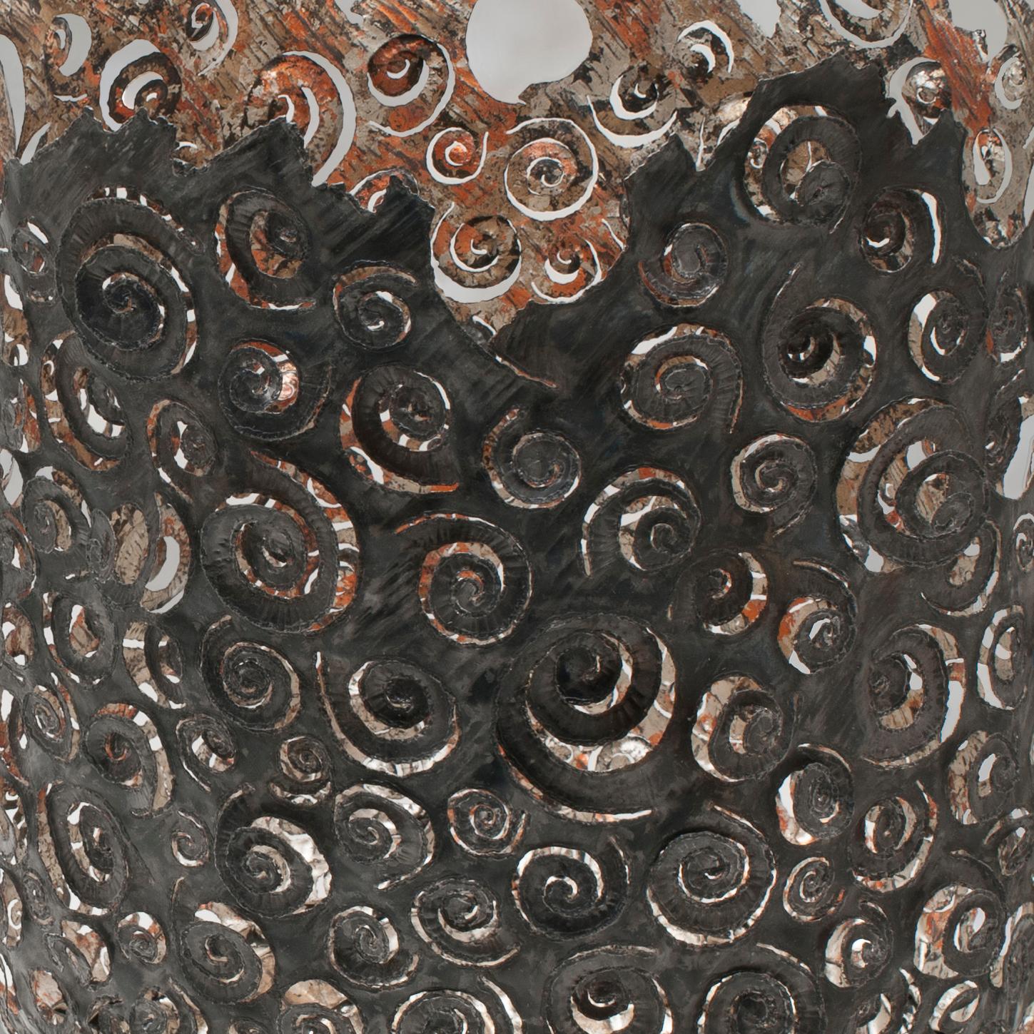 Acier Ammonite Vessel, un vase sculptural unique en acier et or lunaire par Claire Malet en vente