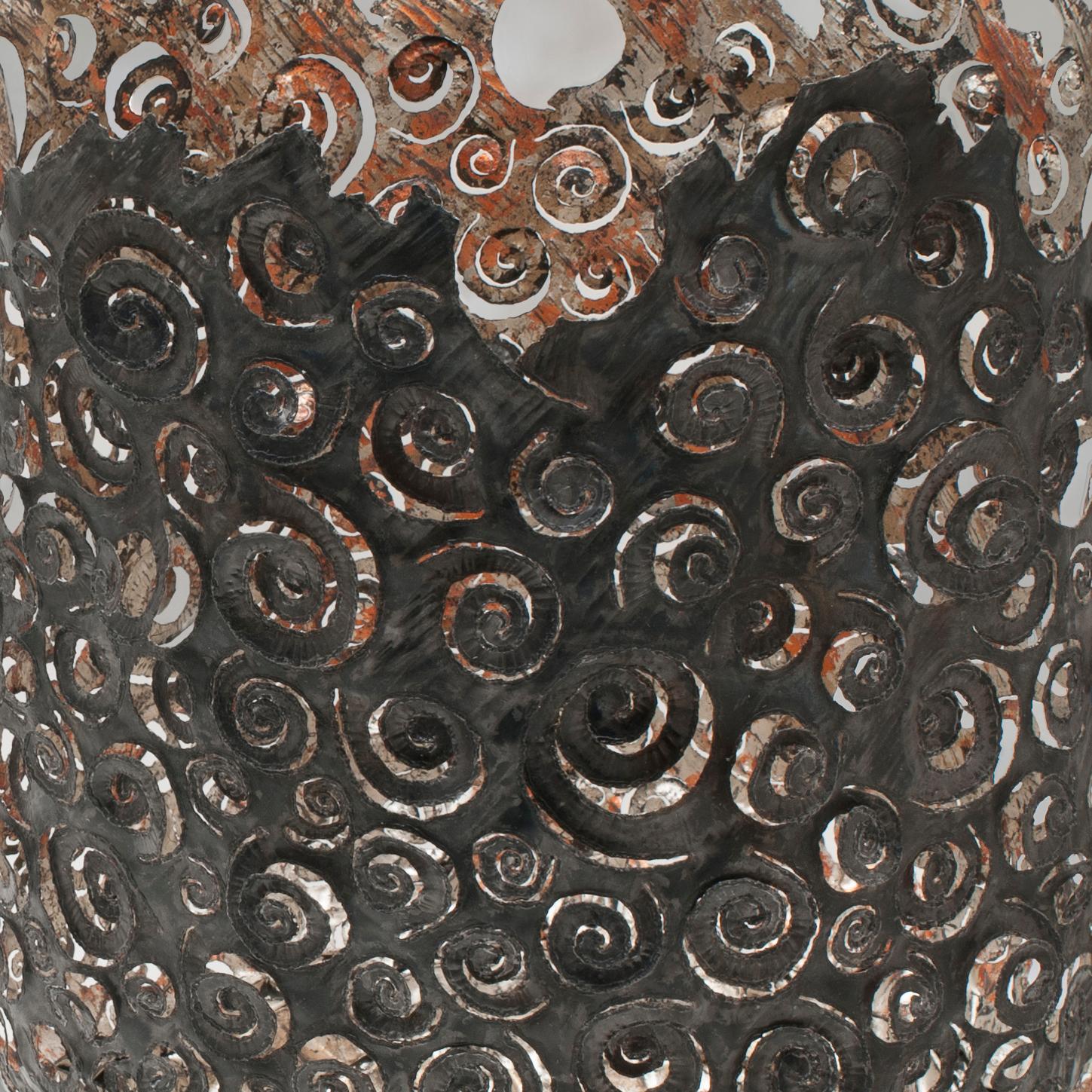 Acciaio Ammonite Vessel, una scultura unica in acciaio e oro lunare di Claire Malet in vendita