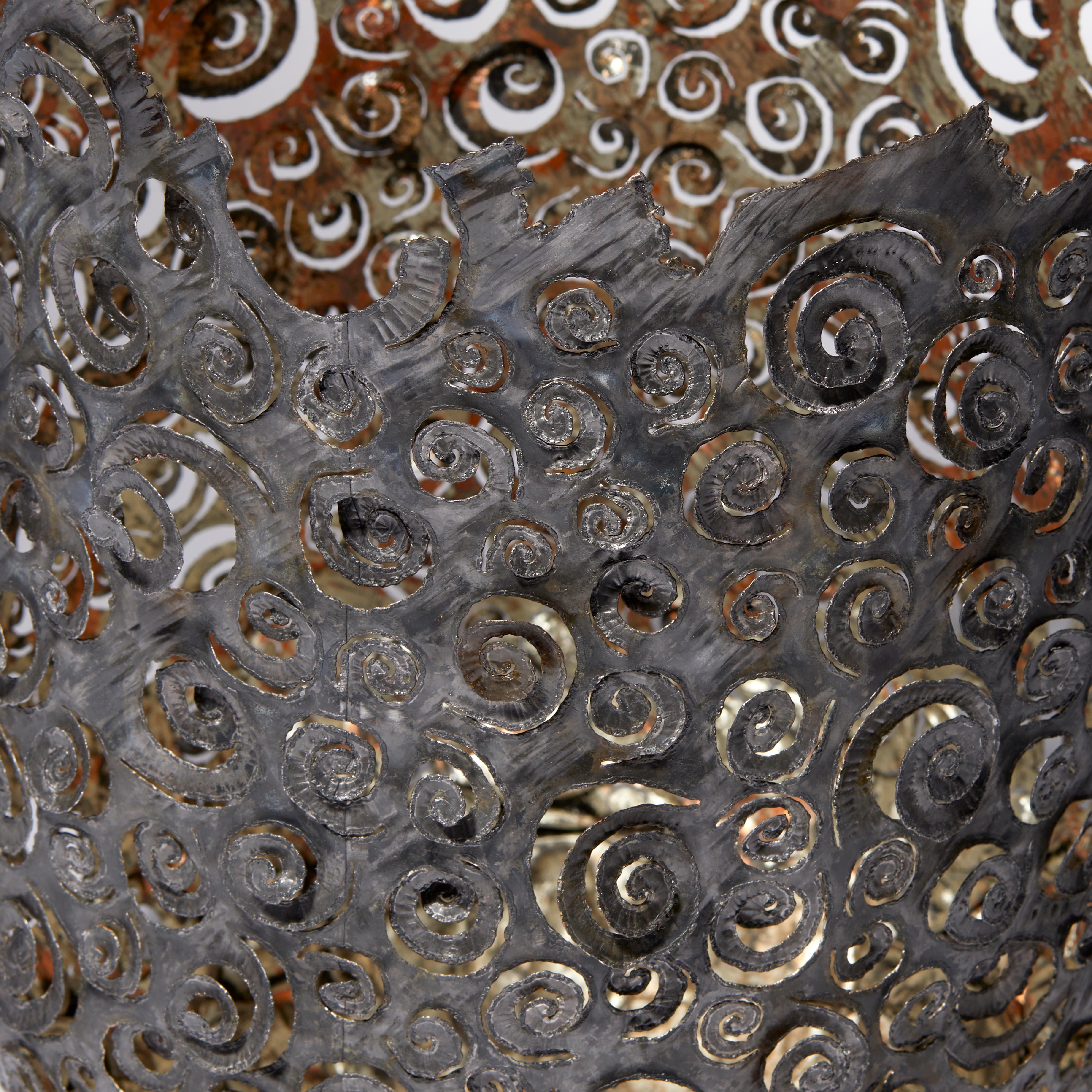 Ammonite Vessel, un vase sculptural unique en acier et or lunaire par Claire Malet en vente 1