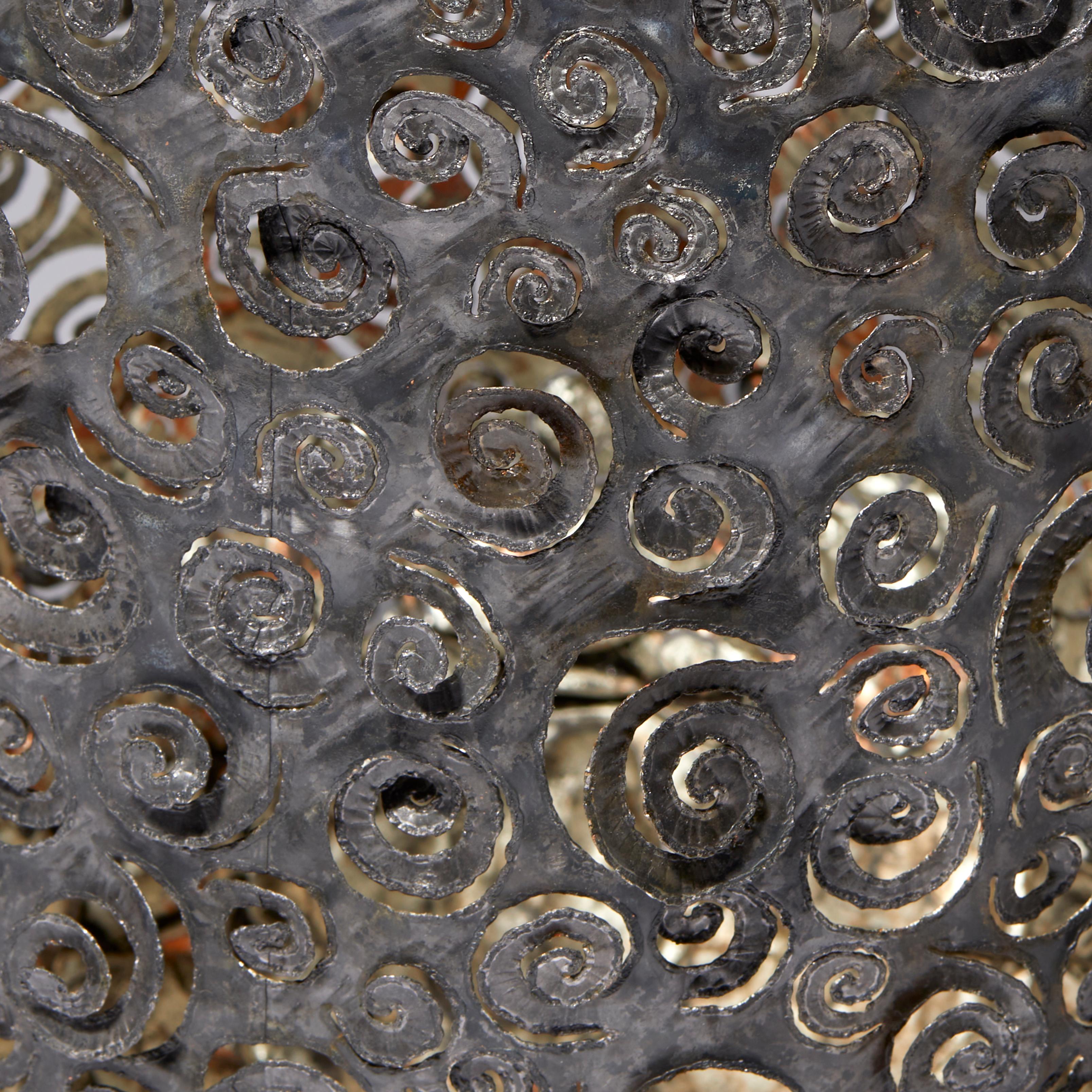Ammonite Vessel, una scultura unica in acciaio e oro lunare di Claire Malet in vendita 2