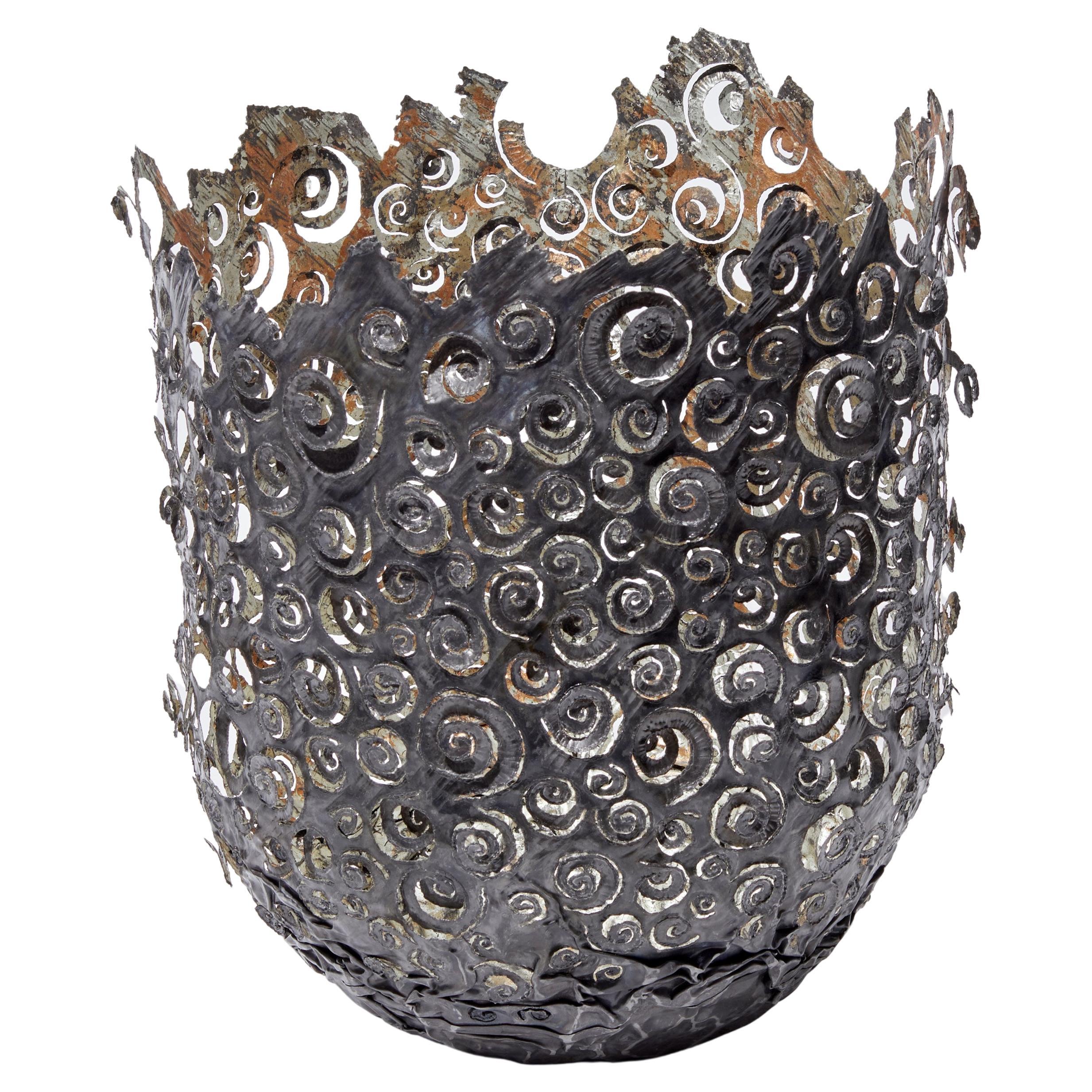 Ammonite Vessel, un vase sculptural unique en acier et or lunaire par Claire Malet en vente