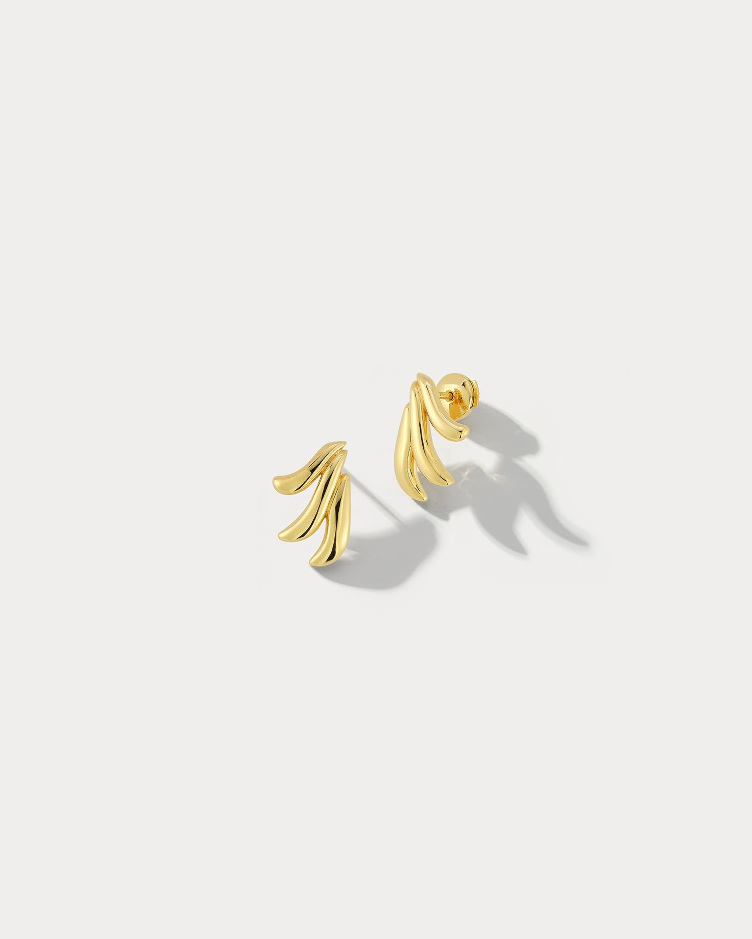 Unsere atemberaubenden Ohrringe aus 18k Gelbgold mit drei Blättern sind eine perfekte Mischung aus Eleganz und Raffinesse. Diese Ohrringe bestehen aus drei zarten Blättern aus 18 Karat Gelbgold, die die intellektuellen, emotionalen und