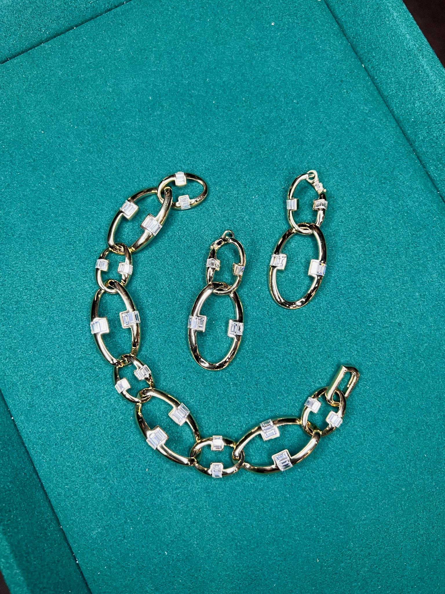 Diese wunderschönen Gliederketten-Ohrringe sind aus hochwertigem 18-karätigem Gelbgold gefertigt und mit einem atemberaubenden 2,06-karätigen Diamanten verziert. Das zarte Design der Gliederkette ist sowohl elegant als auch modern und sorgt für