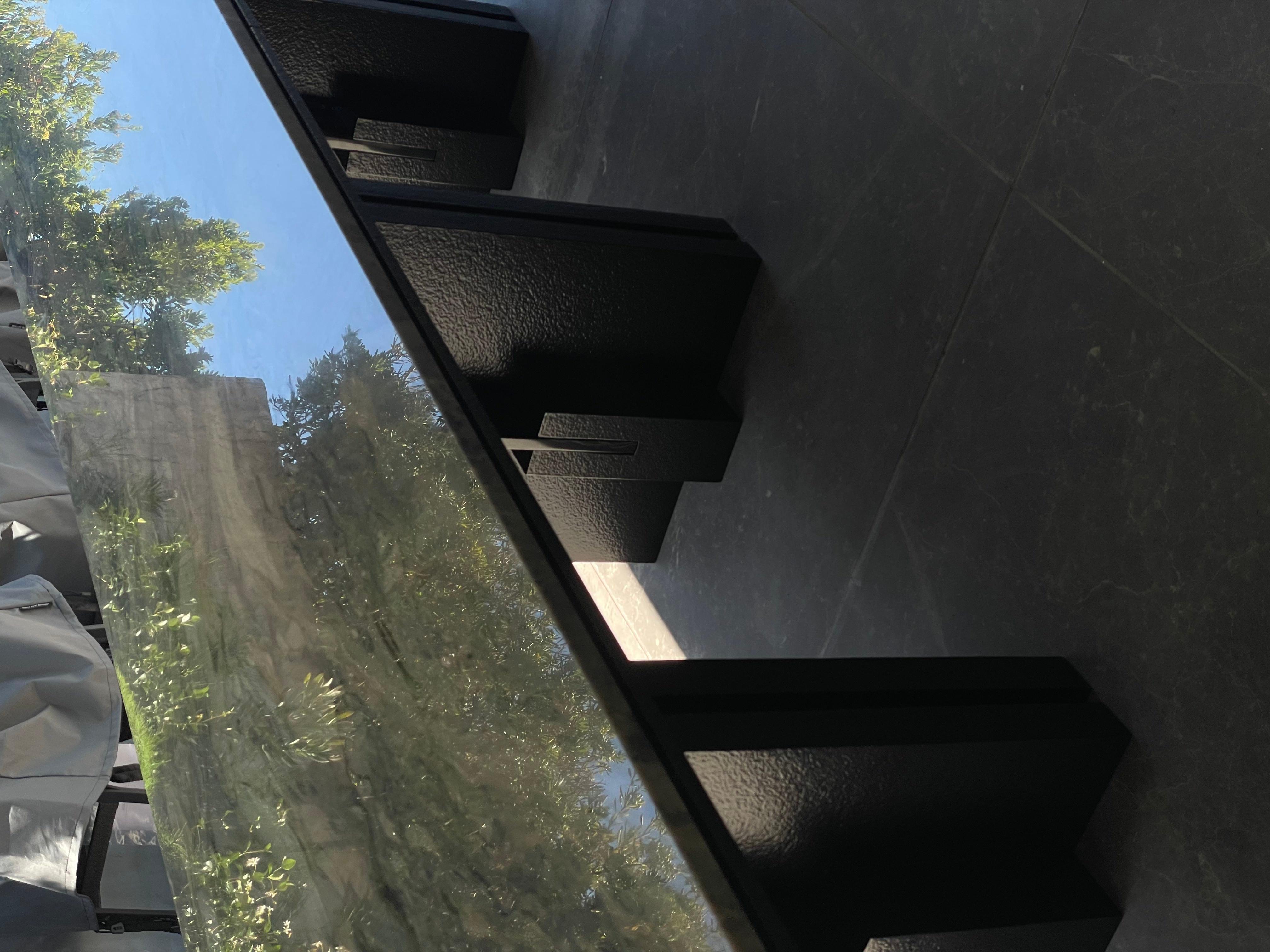 Amnis Esstisch von Deceres Studio
Aluminium 
Obsidian
Marmor 

2022  La Jolla, Kalifornien 

Inspiriert durch das nahegelegene Salk Institute von Louis Kahn, bezieht sich der Amnis Table speziell auf die Architektur des Platzes im Zentrum des