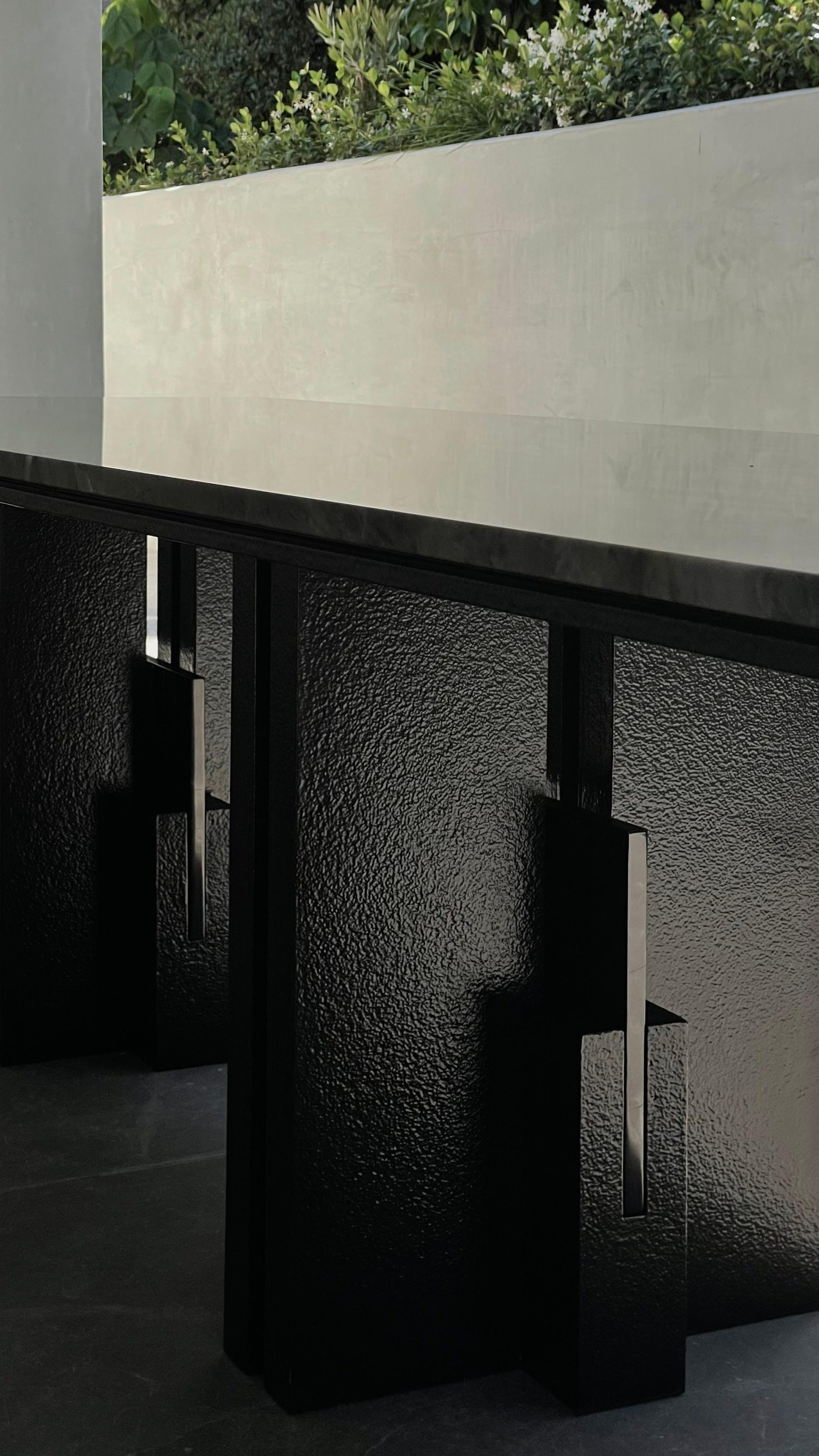 Amnis-Esstisch aus Aluminium, Obsidian und Marmor von Deceres Studio (Minimalistisch) im Angebot