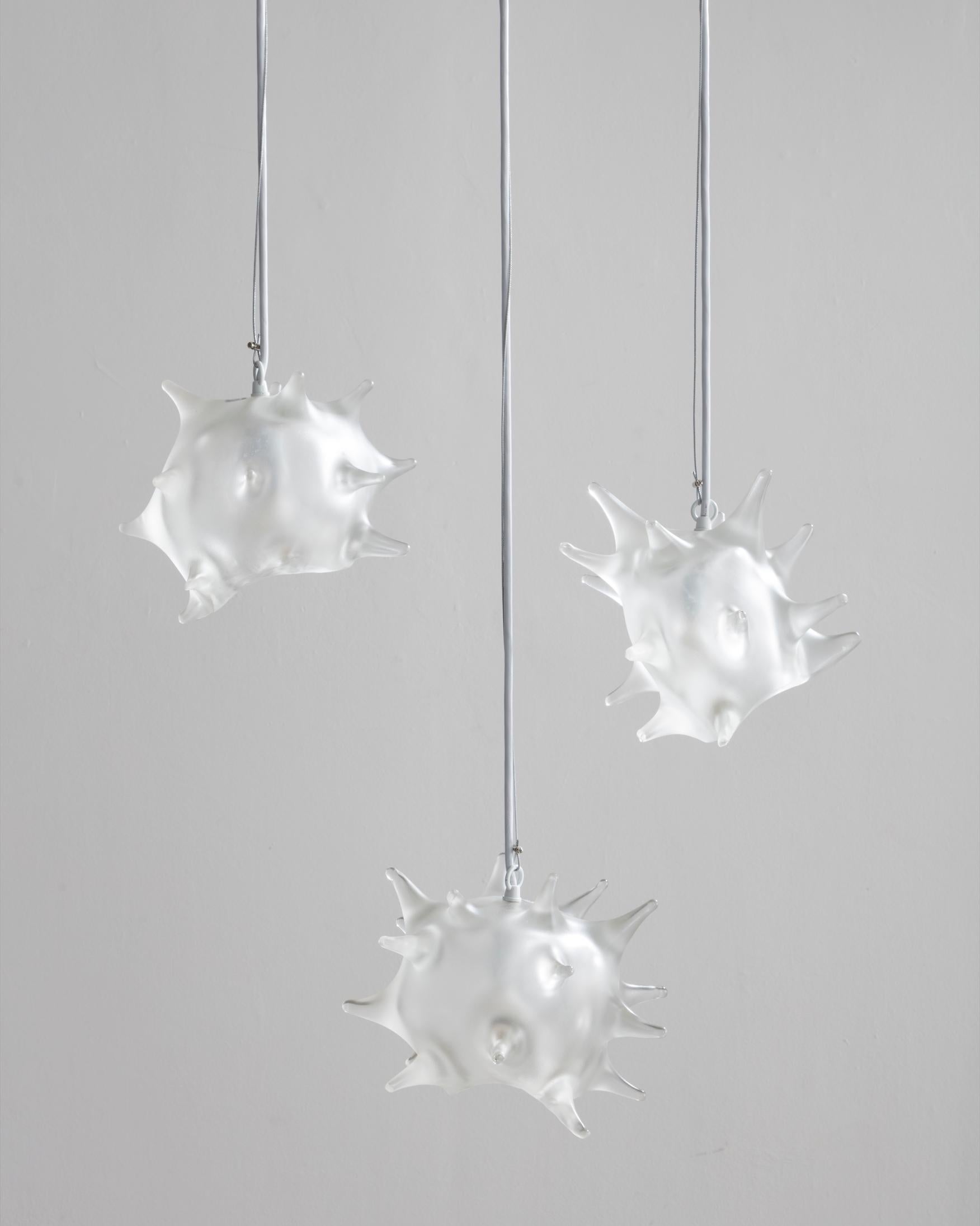 Disponible pour les commissions. Pendentif sculptural éclairé unique 