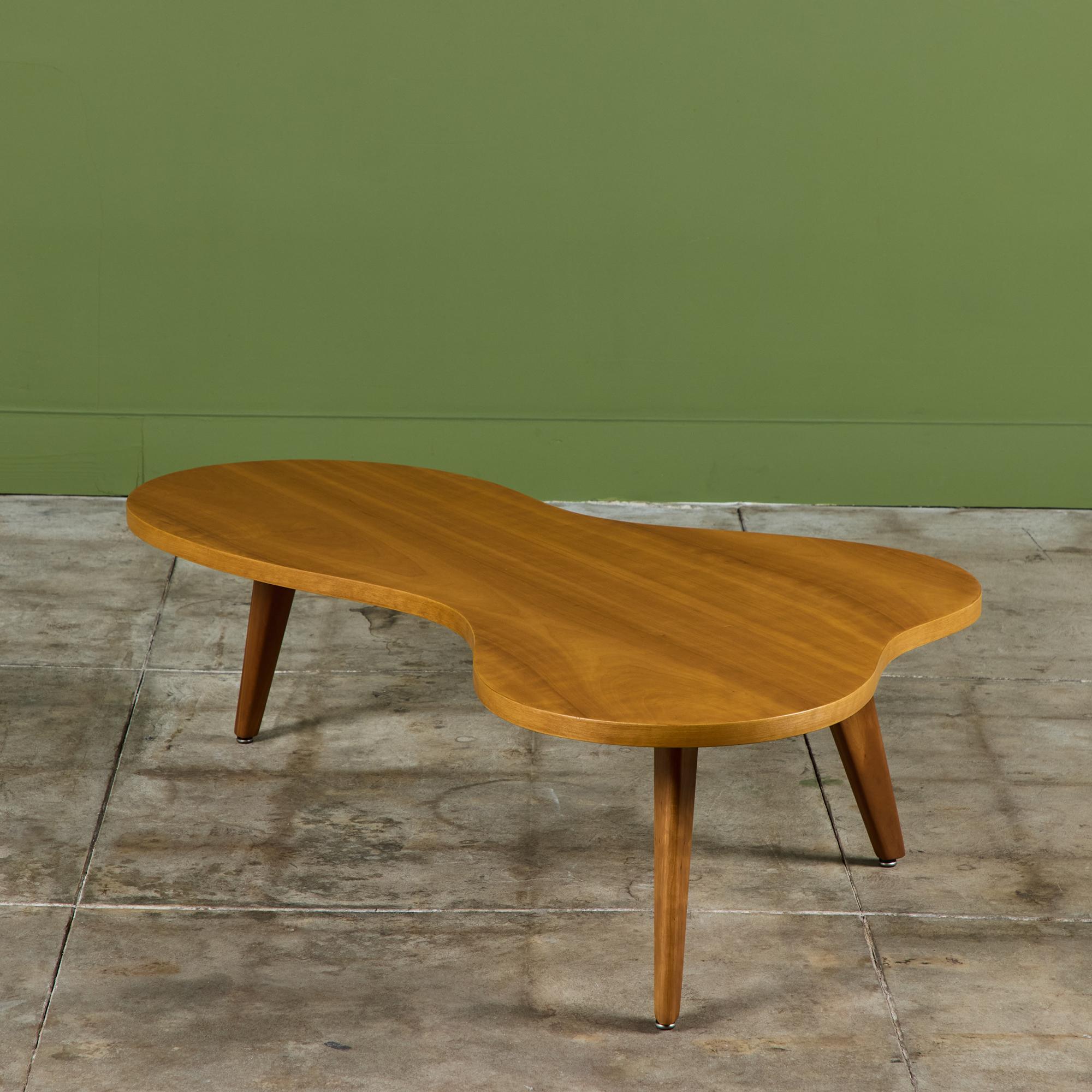 Table basse de John Widdicomb c.1960s, USA. Cette magnifique table en érable présente un plateau en forme d'amibe et trois pieds en goujon légèrement évasés.

Dimensions
54