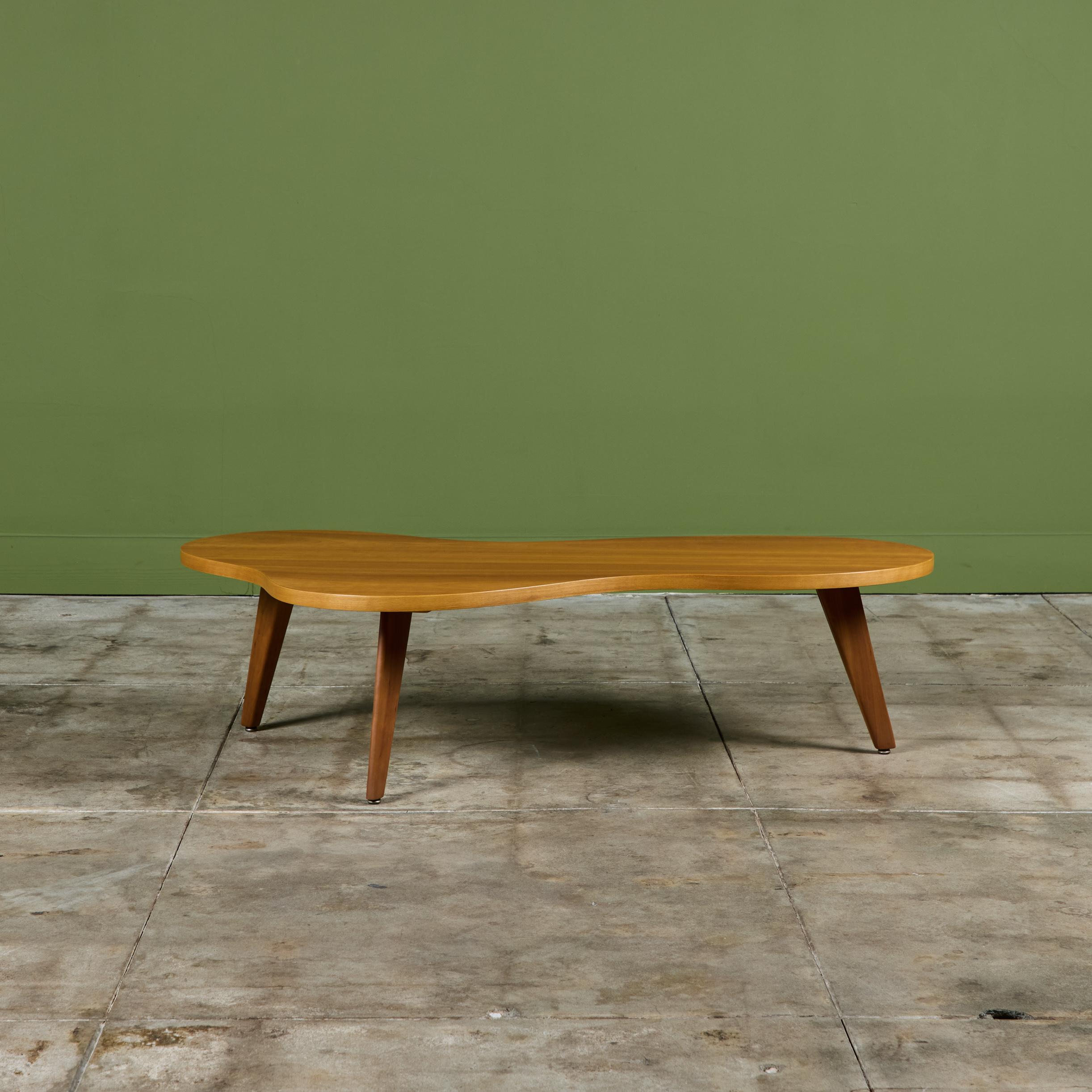 Érable Table basse Amoeba de John Widdicomb en vente