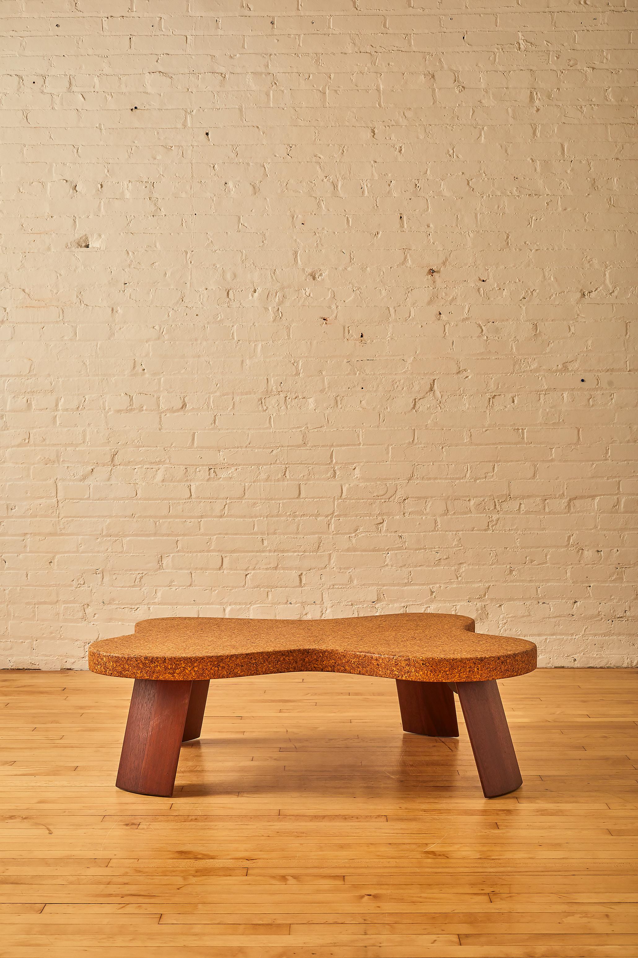 Table basse Amoeba de Paul AT&T (Modèle 5005) de Johnson furniture company avec un plateau en liège ciré naturel et des pieds en acajou.