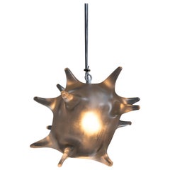 Pendentif sculptural « Ameba » en verre soufflé à la main dépoli de Jeff Zimmerman