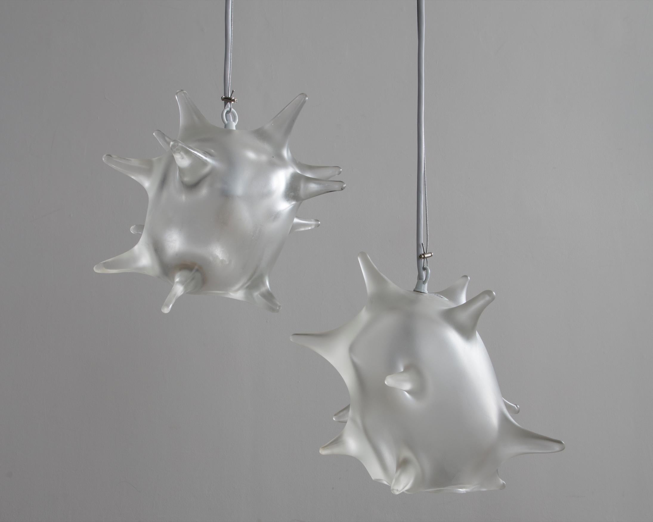 Pendentif sculptural « Ameba » en verre soufflé à la main dépoli de Jeff Zimmerman 3