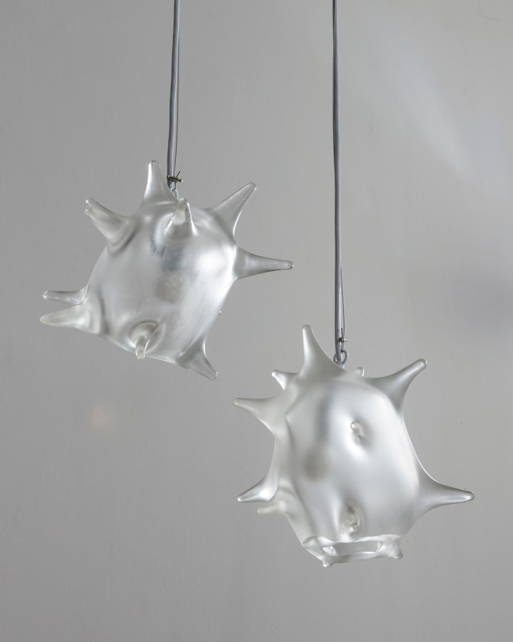 Pendentif sculptural « Ameba » en verre soufflé à la main dépoli de Jeff Zimmerman 5